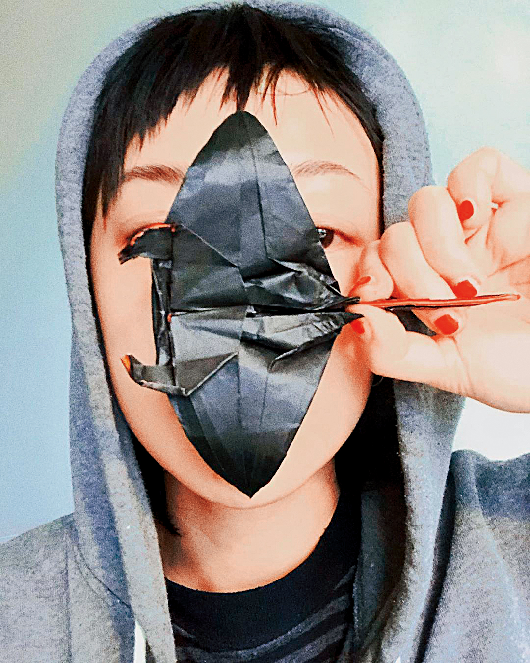 愚人節當天郭采潔貼出紙摺鬼蝠魟遮臉照片,奇異畫風全然不似過去走可愛玉女路線的她。(翻攝自郭采潔IG)