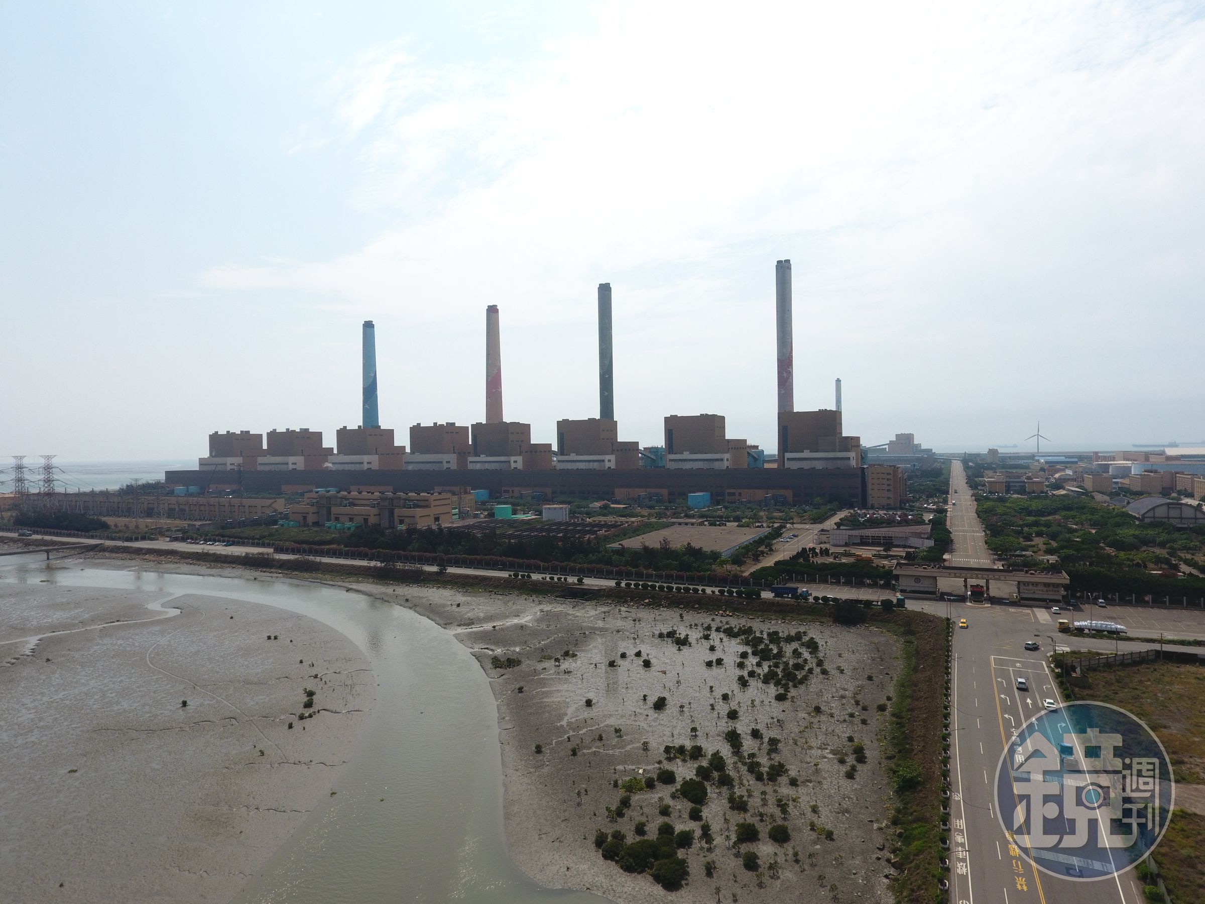 台電台中火力發電廠的高聳煙囪是台中人長久的痛苦來源。