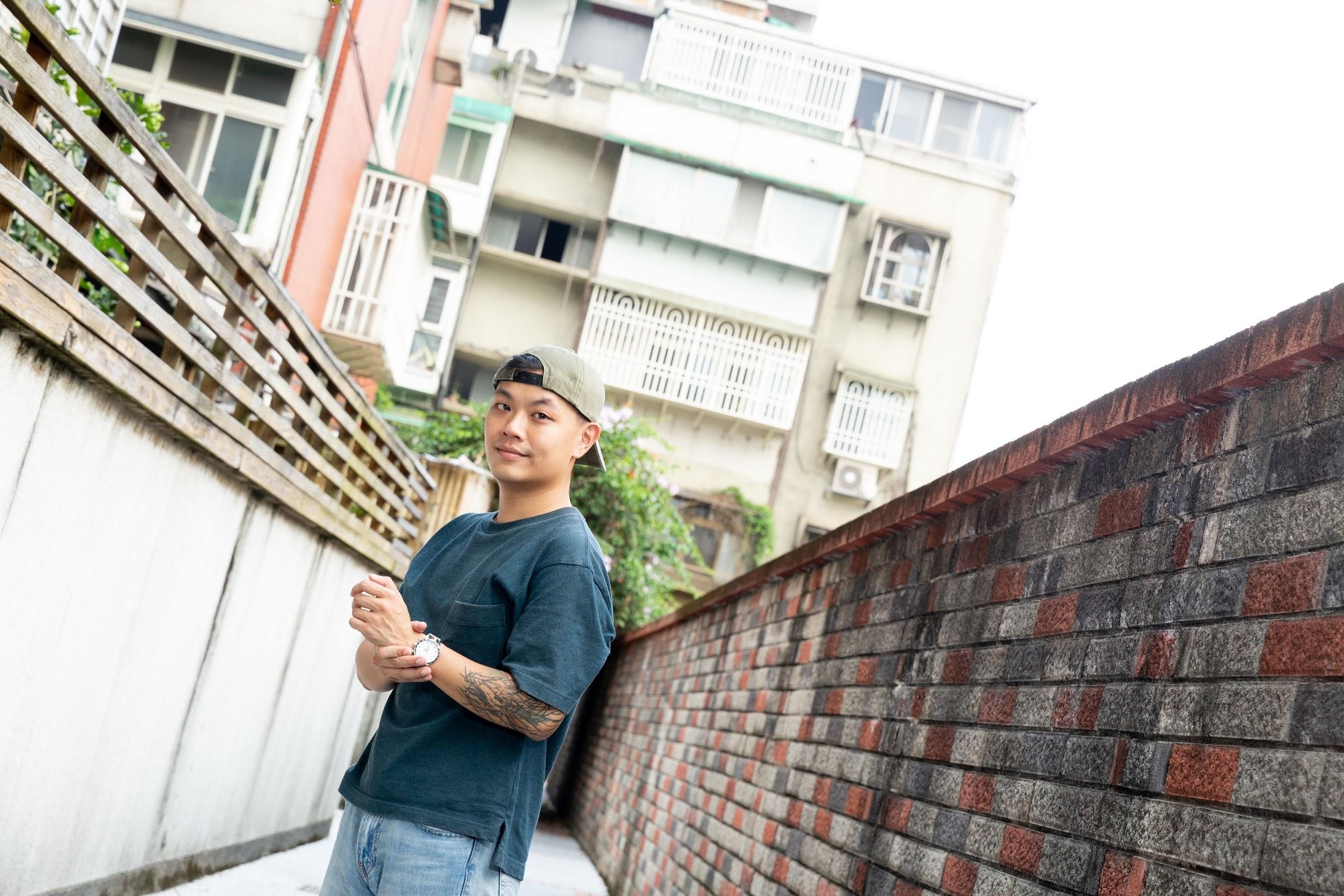 林龍吟拍攝《蚵豐村》以漁村為主題，反射個人經驗，也反思社會現象。