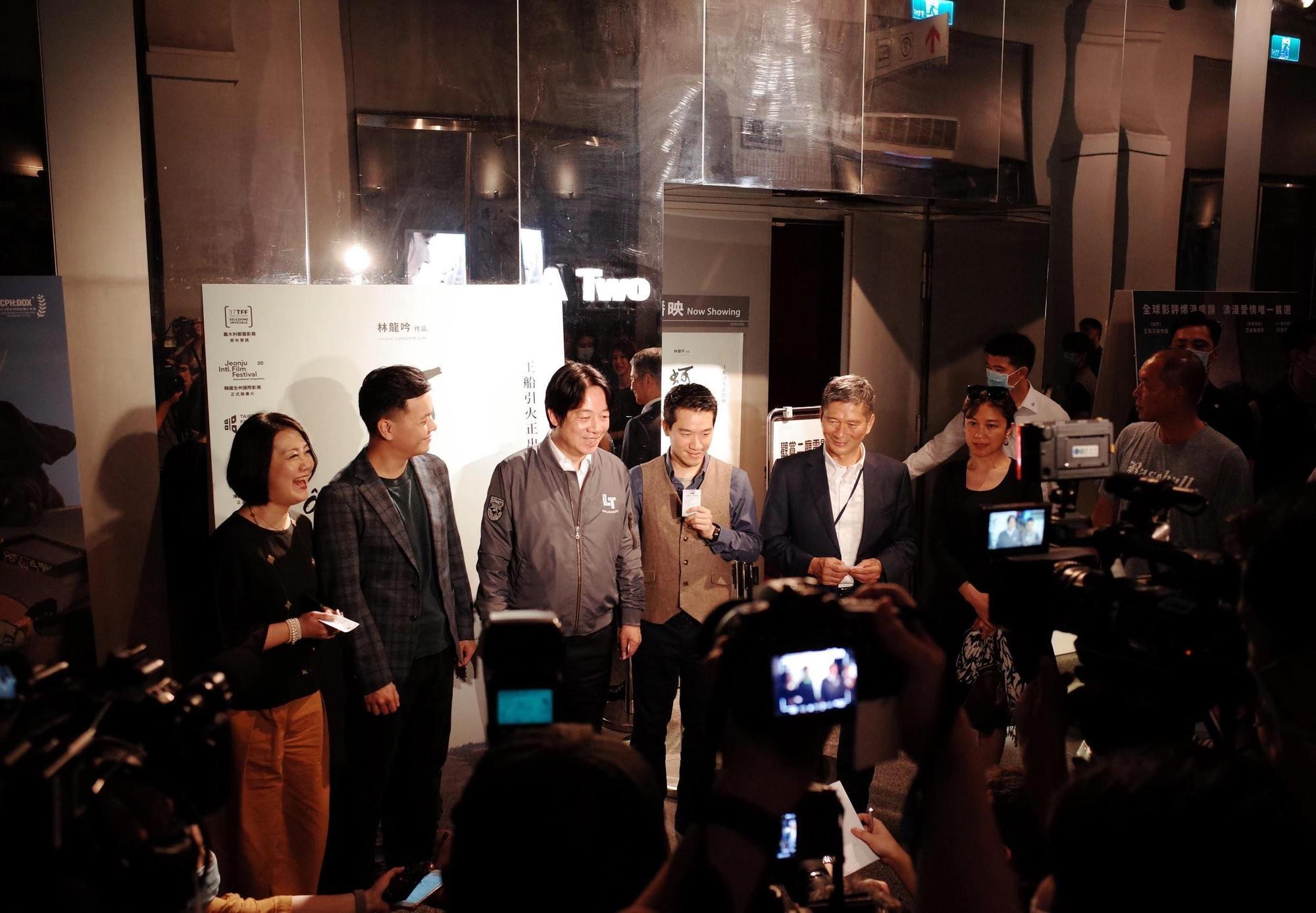 《蚵豐村》吸引政要站台力挺，左起為立委吳思瑤、導演林龍吟、副總統賴清德、立委何志偉、文化部長李永得和總統府發言人KolasYotaka。 （好威映象提供）