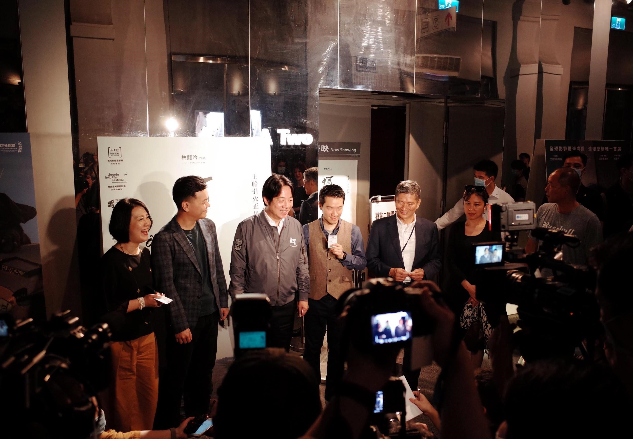 《蚵豐村》吸引政要站台力挺，左起為立委吳思瑤、導演林龍吟、副總統賴清德、立委何志偉、文化部長李永得和總統府發言人KolasYotaka。 （好威映象提供）
