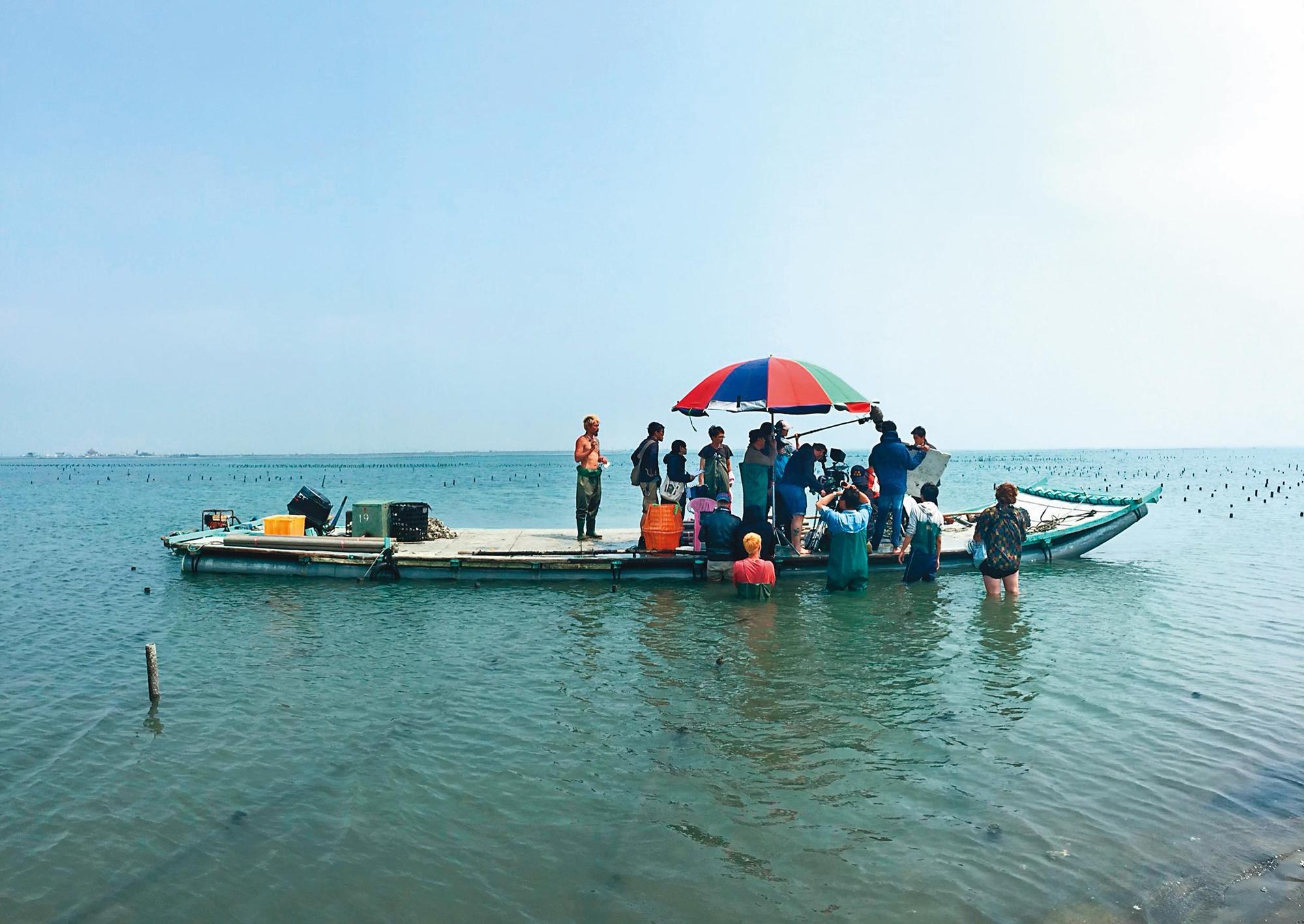 《蚵豐村》全片有1/4在海面上拍,劇組要依據潮汐表才能上工。(好威映象提供)