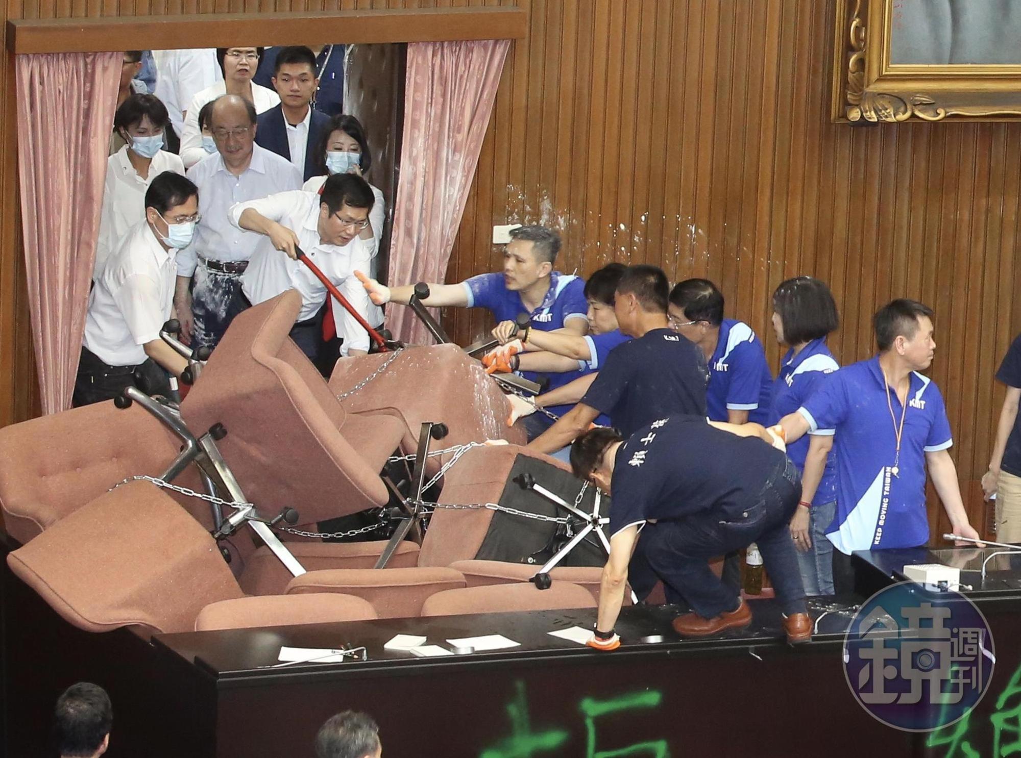民進黨立委羅致政用油壓剪破壞國民黨設置的鐵鍊，藍委噴水反制。