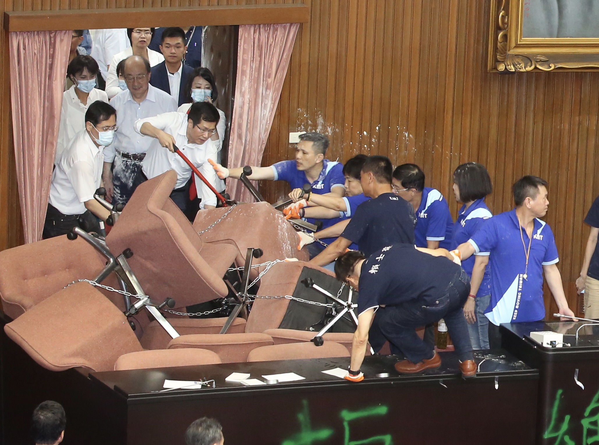 民進黨立委羅致政用油壓剪破壞國民黨設置的鐵鍊，藍委噴水反制。