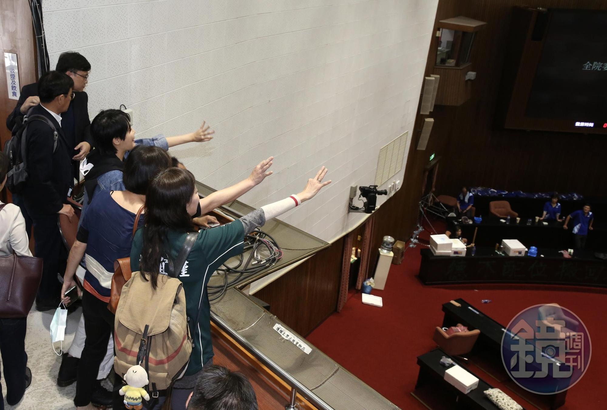 民進黨女立委賴品妤、林宜瑾等人上午到議場2樓對藍委高喊「三天三夜」。