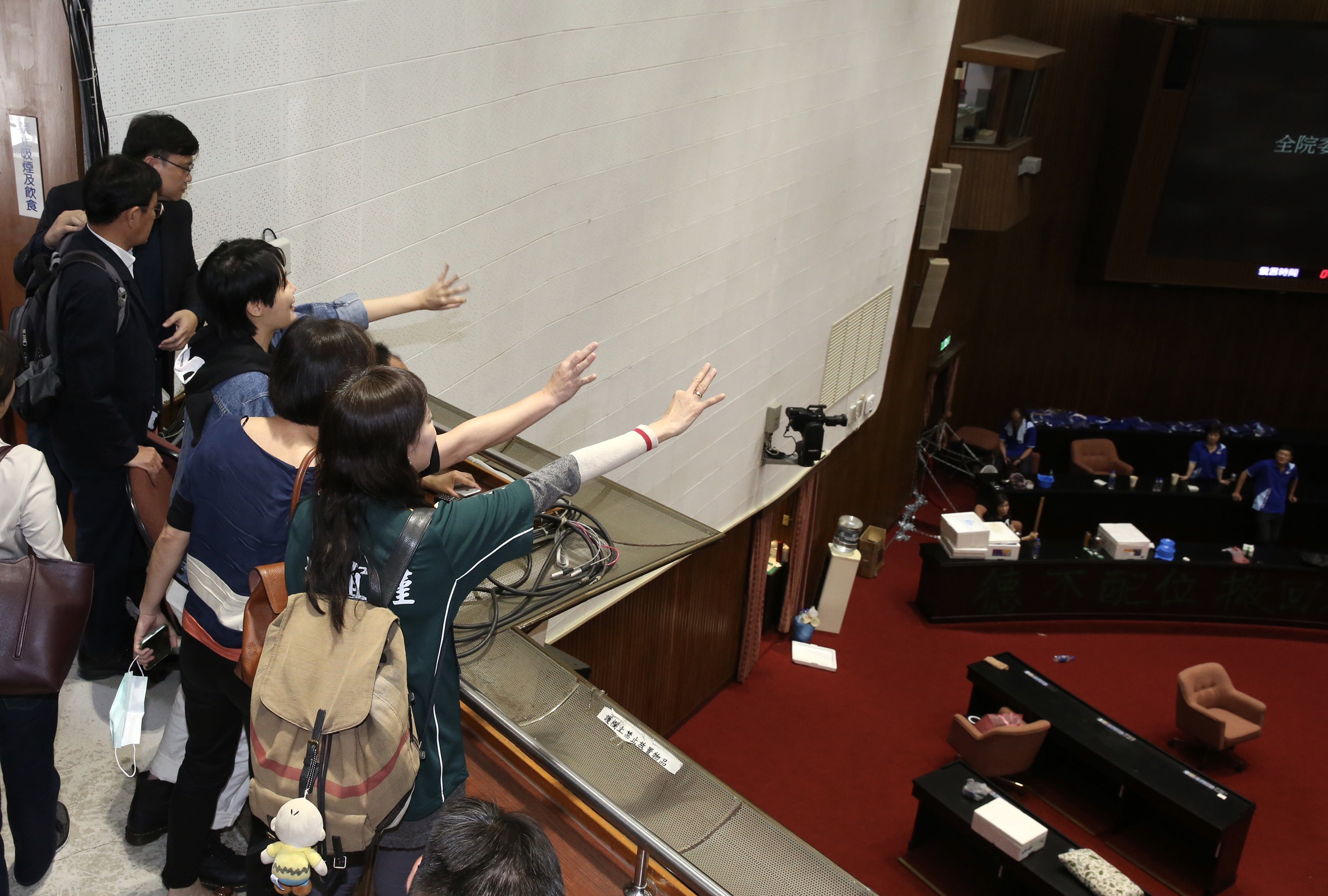 民進黨女立委賴品妤、林宜瑾等人上午到議場2樓對藍委高喊「三天三夜」。