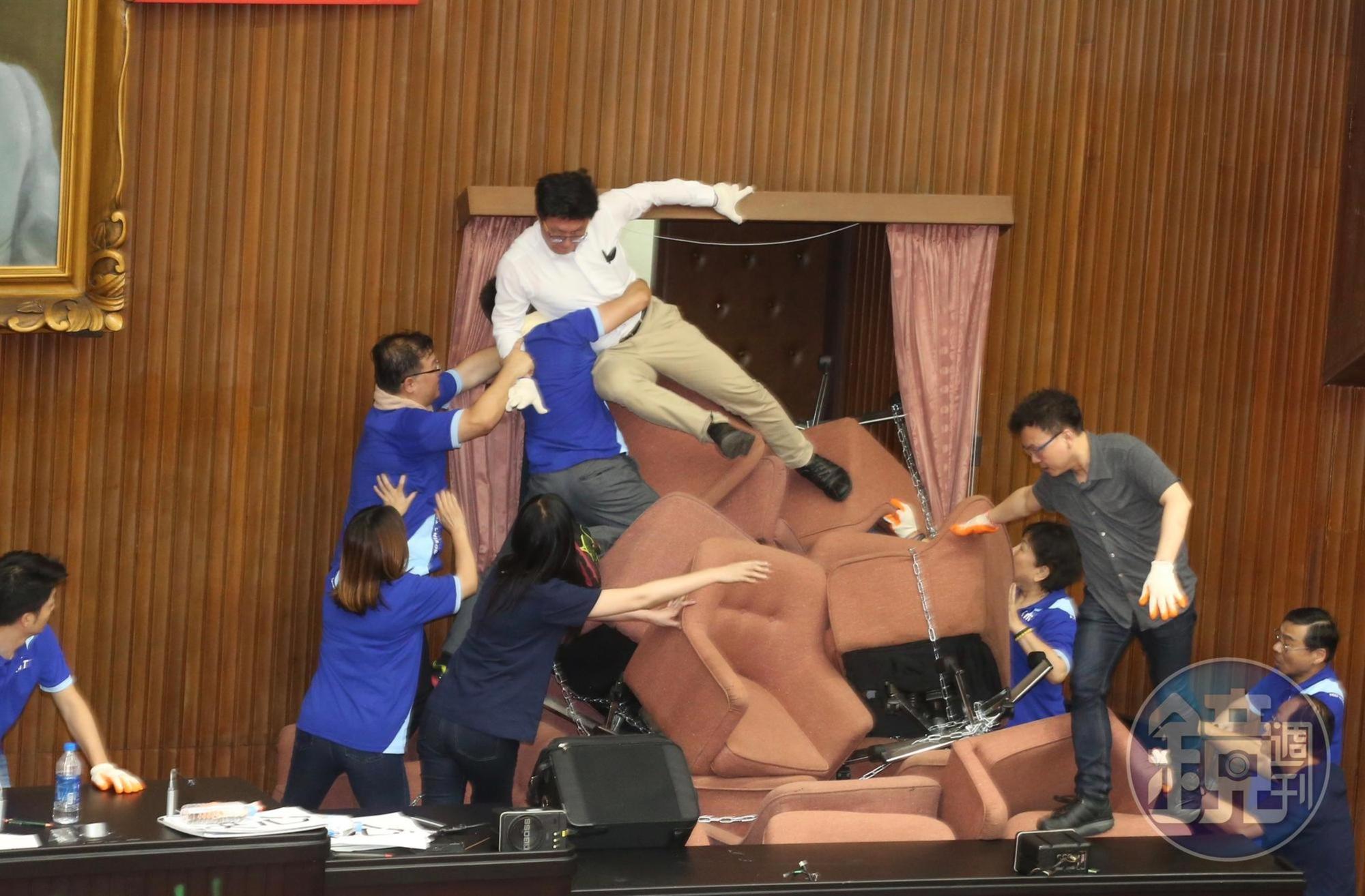 民進黨立委郭國文要突襲衝入主席台，被藍委攔腰抱住。