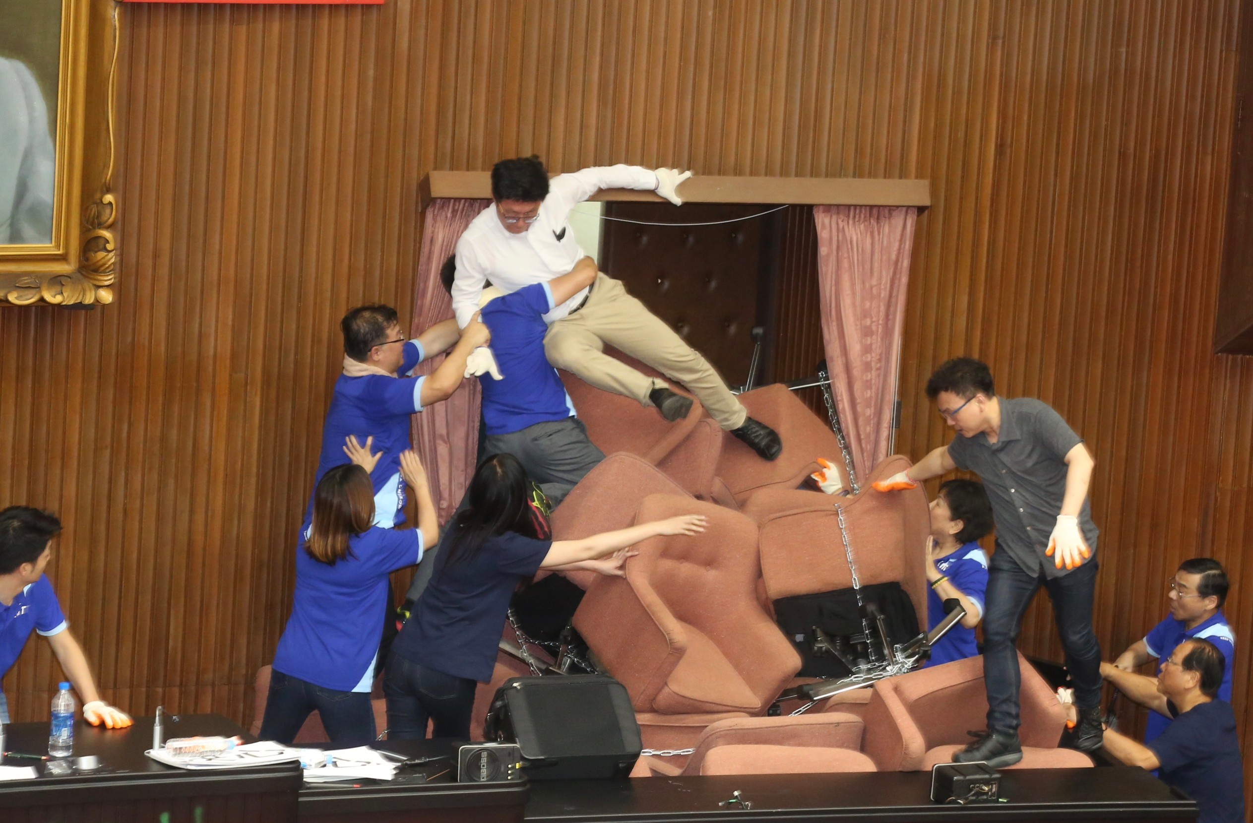 民進黨立委郭國文要突襲衝入主席台，被藍委攔腰抱住。