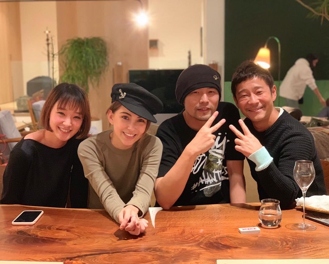 前澤友作(右)交友廣闊,曾和女友剛力彩芽(左起)與周杰倫、昆凌一起聚餐。(翻攝前澤友作IG)