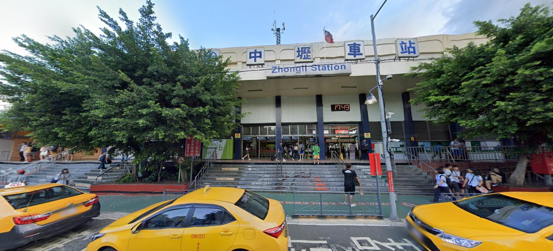 A女控訴自己三歲女兒在中壢火車站前圓環遭不明人士強吻。(翻攝google map)