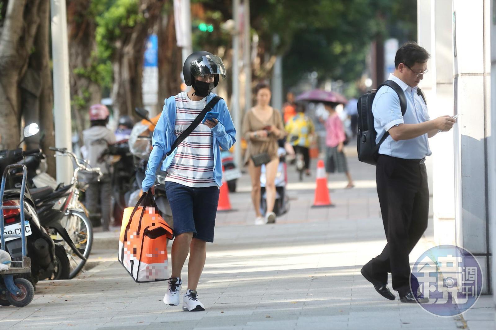 20歲青年阿嘎兼職「跑腿」工作,月薪54000元。(示意圖非新聞當事人,資料照)