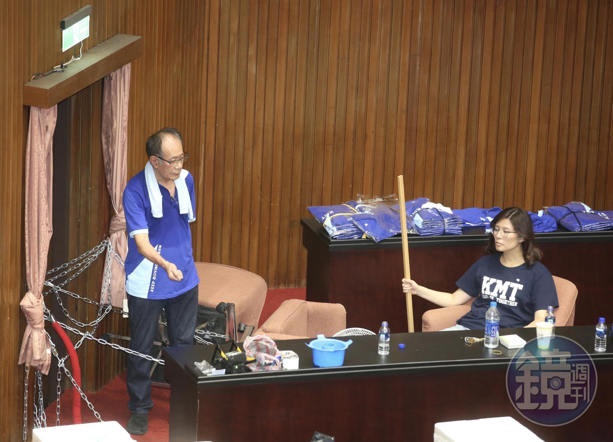 國民黨立委28日下午衝入立院,揚言杯葛監察院人事案,目前已遭清場。