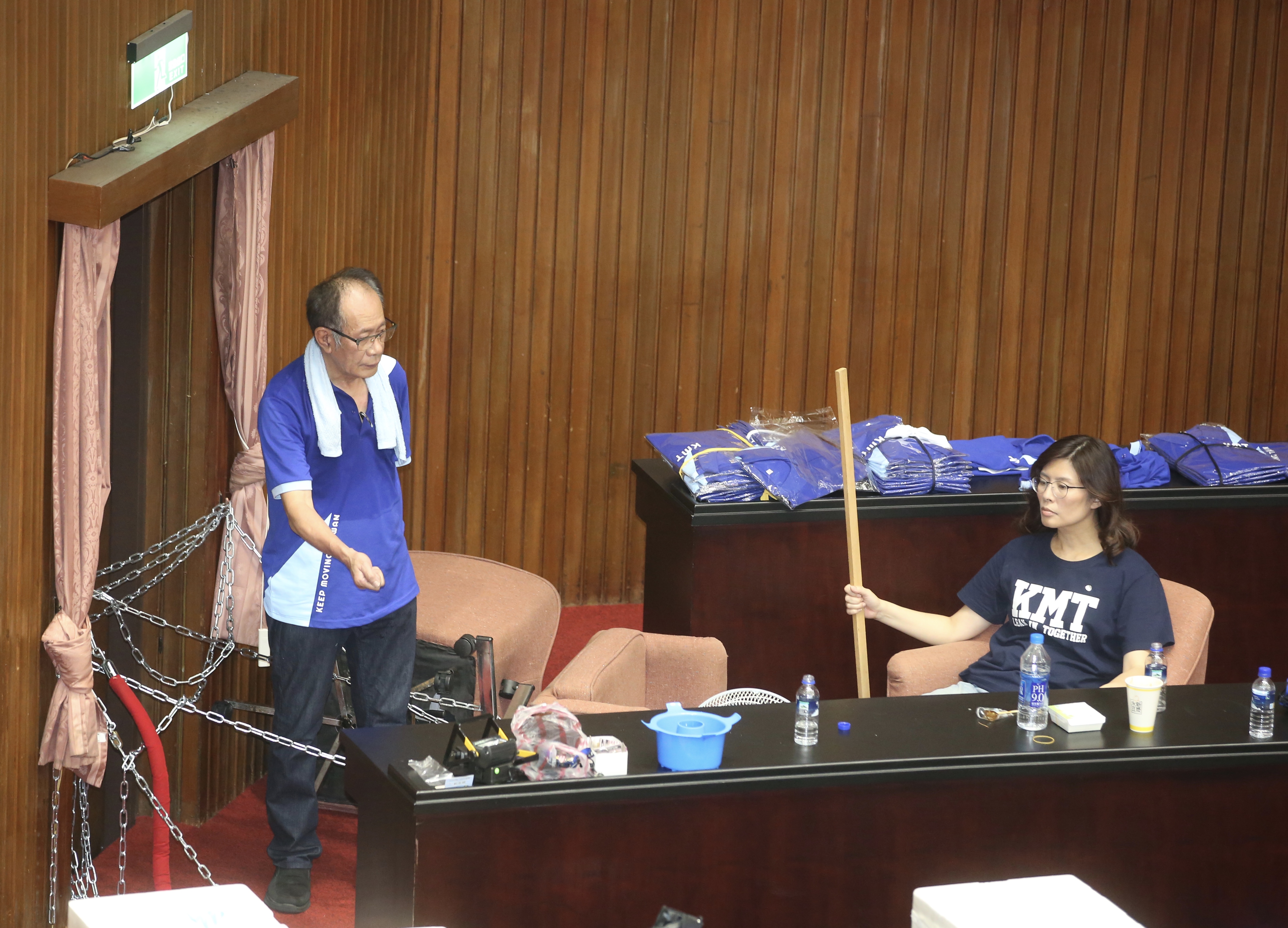 國民黨立委28日下午衝入立院,揚言杯葛監察院人事案,目前已遭清場。