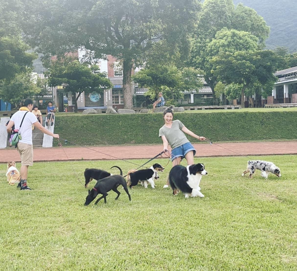 邵庭日前帶7隻狗到台東蝴蝶谷遊玩戲水,遭當地人驅趕爆發衝突。(翻攝自邵庭臉書)