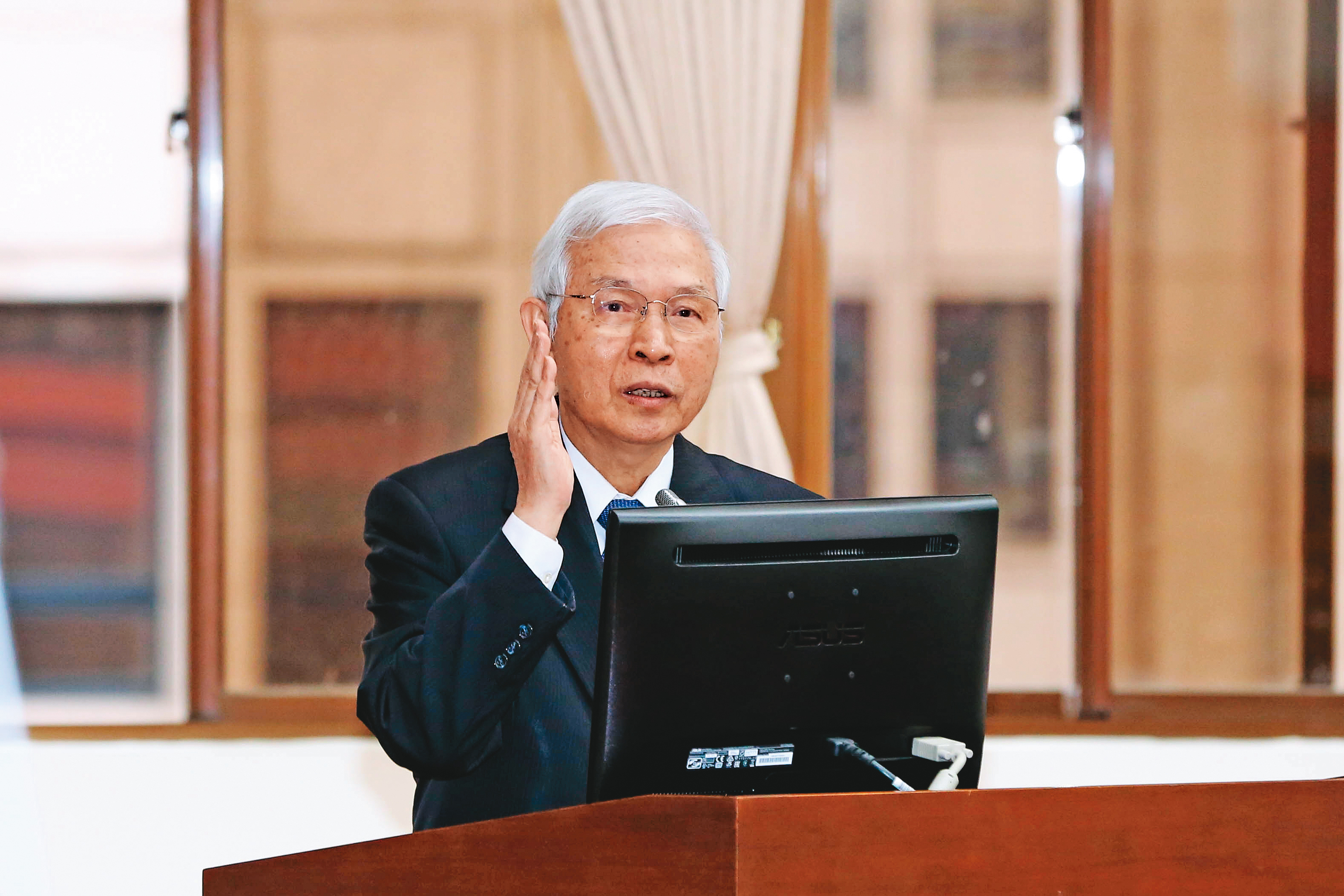 楊金龍的煩惱在於應將新台幣升值目標設在哪裡？要化解此問題，需要總統與閣揆把匯率問題拉高層級，擬具跨部會的因應方案。