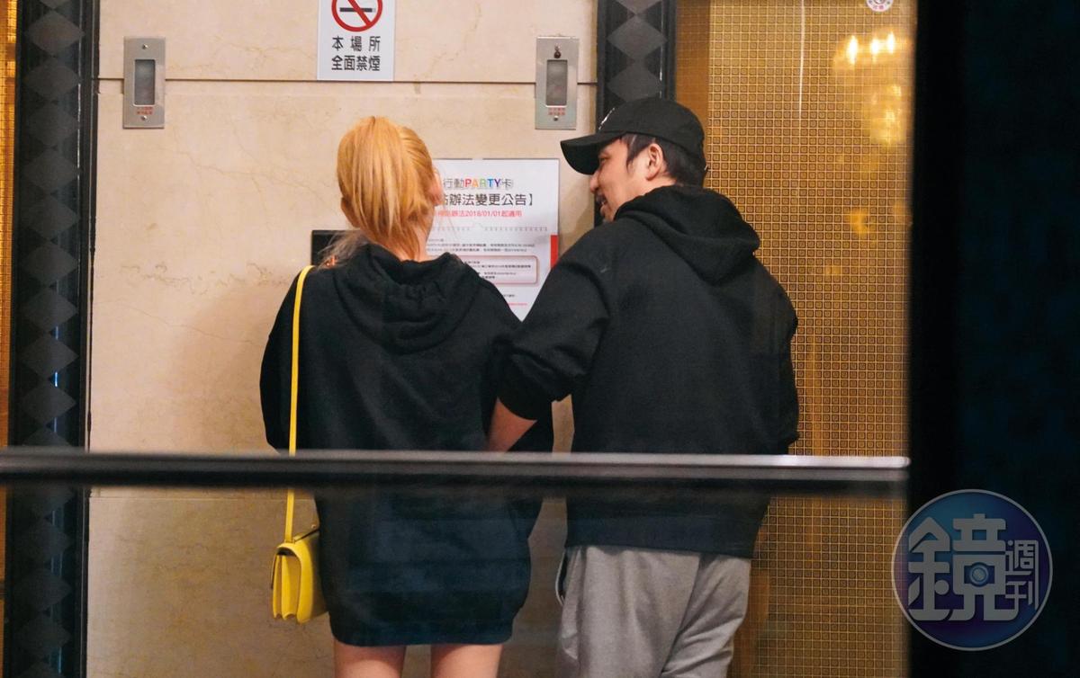 李進良去年底和E奶網紅新歡「鳥鳥」，兩人手牽手去唱KTV，互動親暱。