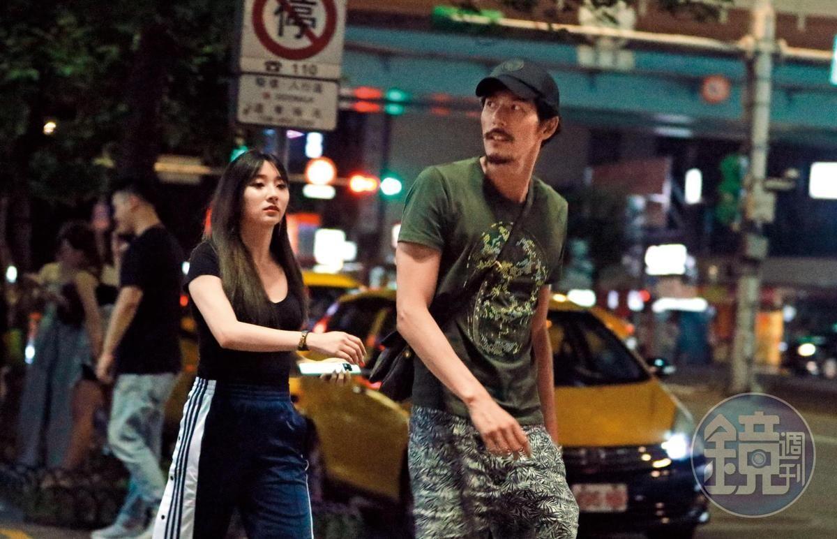 去年6月,本刊捕捉到穿著輕便、頭戴黑帽的郭鑫,和E奶妹女友從台北市東區錢櫃走出。