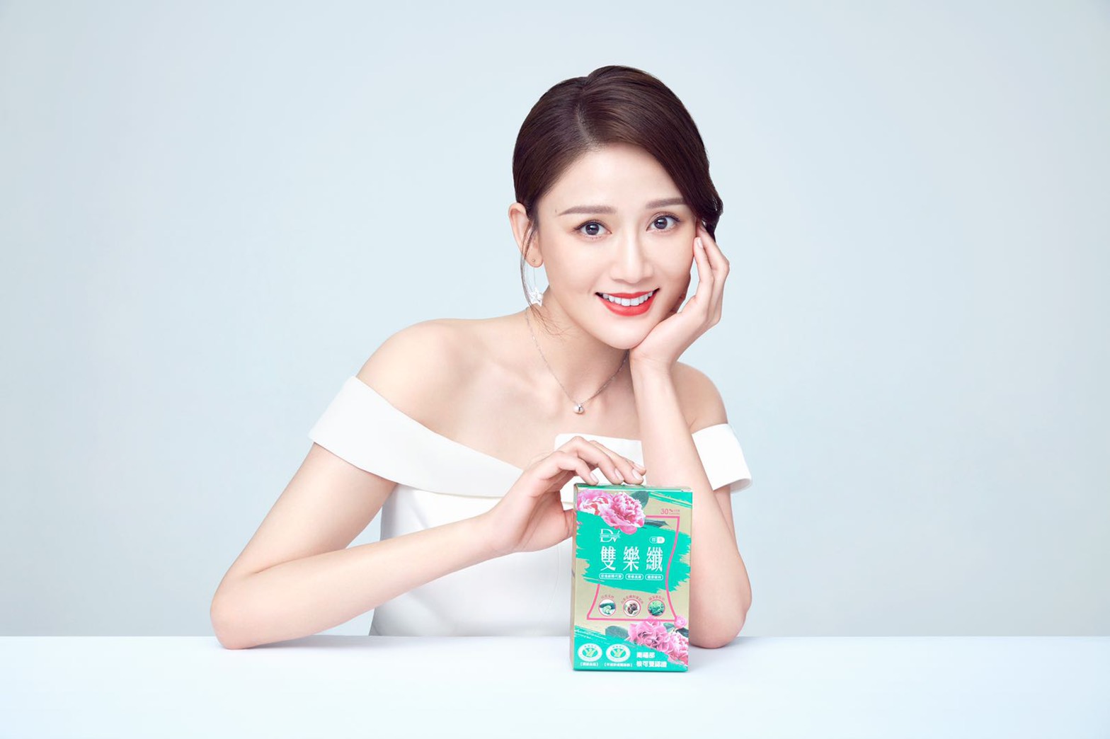 女星真的很會瘦！從陳喬恩最新的代言照片看來，大V臉、凹鎖骨和纖細手臂早就瘦回原本樣貌。(翻攝自品牌官網)