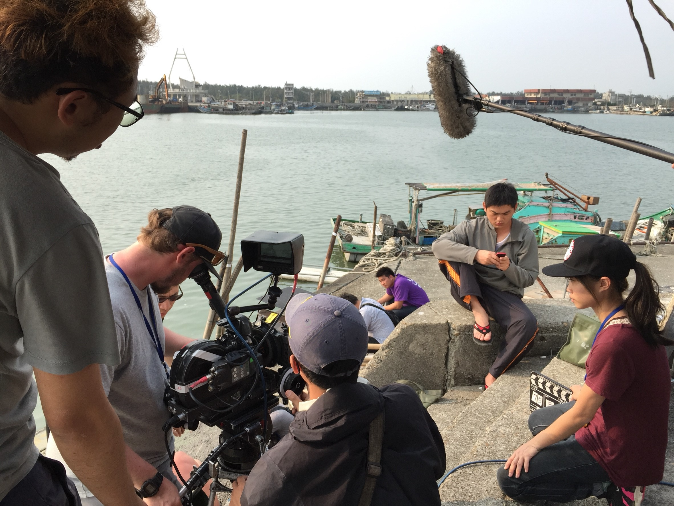 《蚵豐村》集結台歐跨國團隊，外國人和本地工作人員本就需要磨合，加上林龍吟的領導風格與傳統期待不同，導致每天衝突不斷。（好威映象提供）