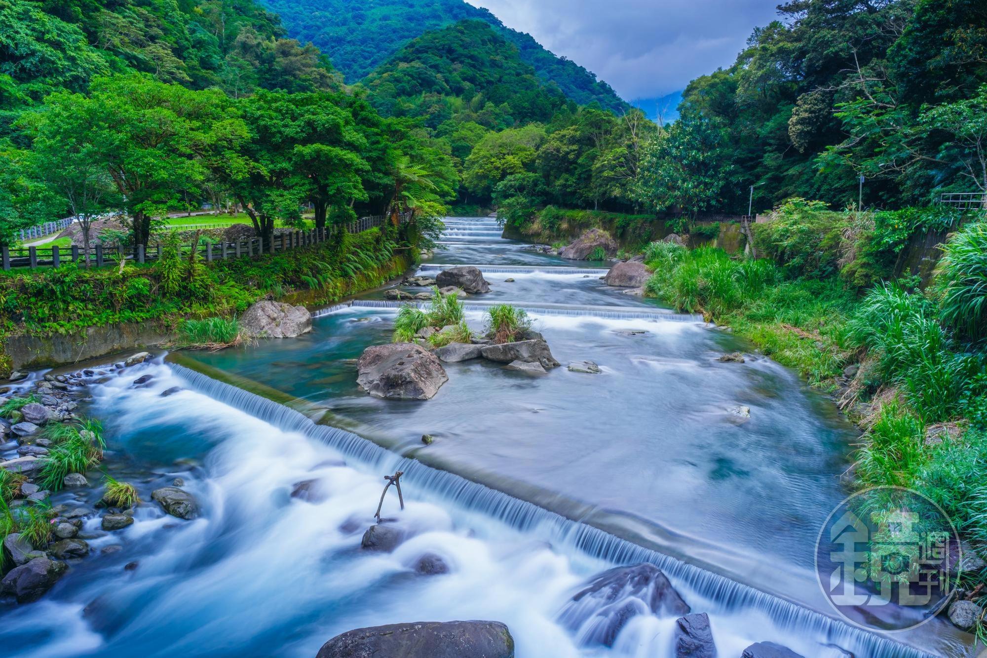 大羅蘭溪河面寬廣,水質清澈,定眼望去,在觀景平台上可一眼看見遼闊的山與溪流,是烏來深處的後花園。