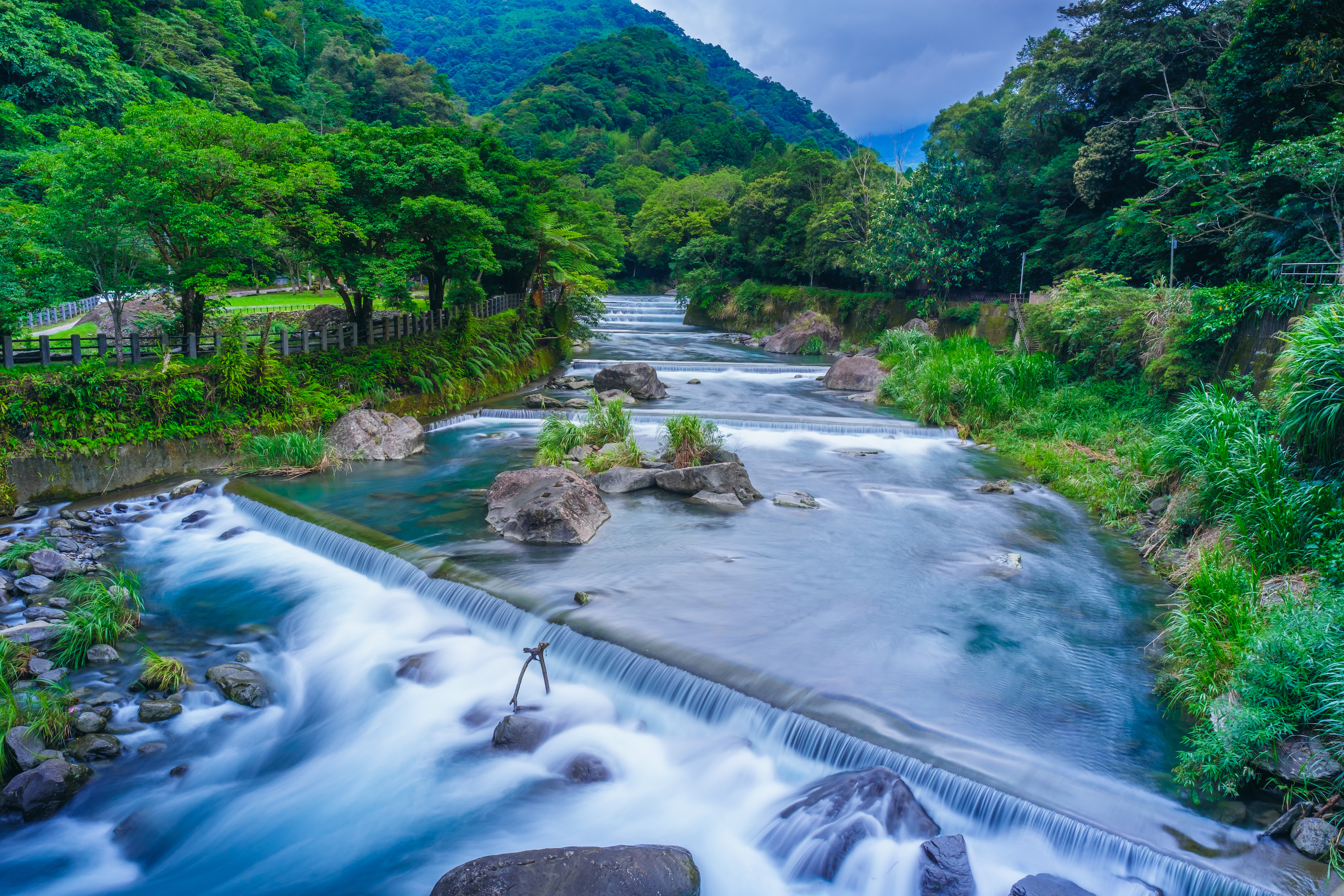 大羅蘭溪河面寬廣，水質清澈，定眼望去，在觀景平台上可一眼看見遼闊的山與溪流，是烏來深處的後花園。