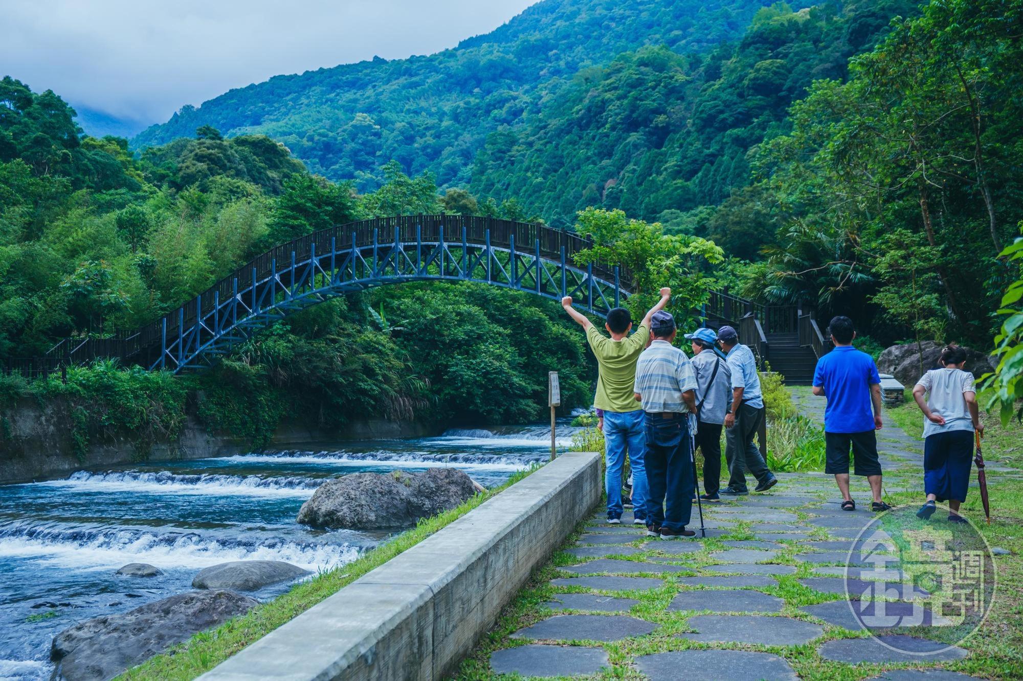 沿著溪谷慢慢行走至尾端時可到達蝴蝶公園,半月型的景觀橋可繞回至福山部落地區,續行溪瀧步道。