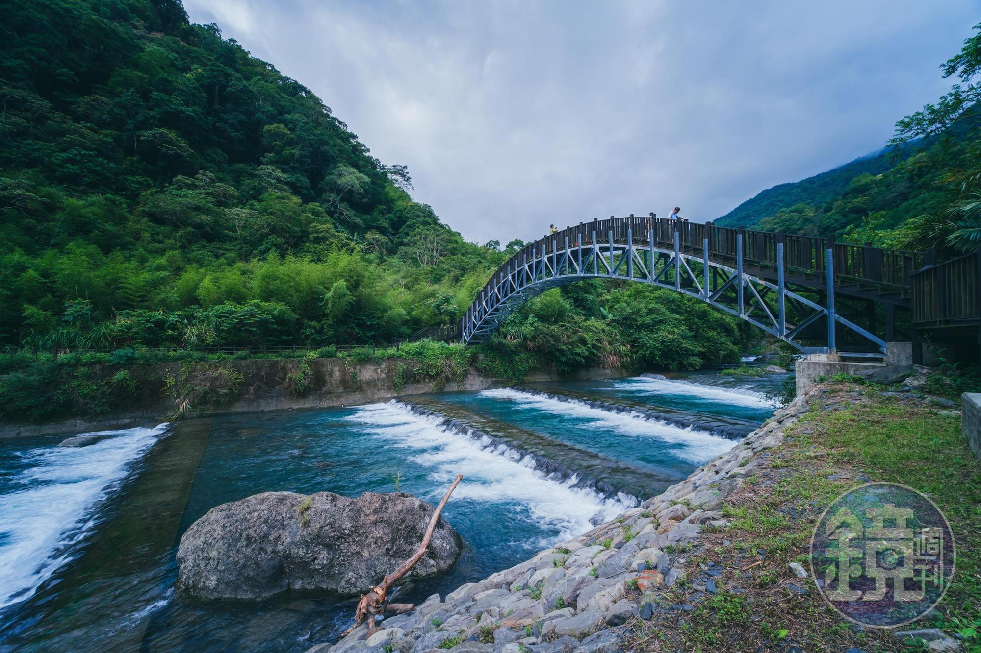 福山景觀橋,造型獨特,為跨越大羅蘭溪的鋼構拱橋,是福山的新亮點,橋下有攔沙壩與溪潭,站在橋上可欣賞溪谷、山巒風光。