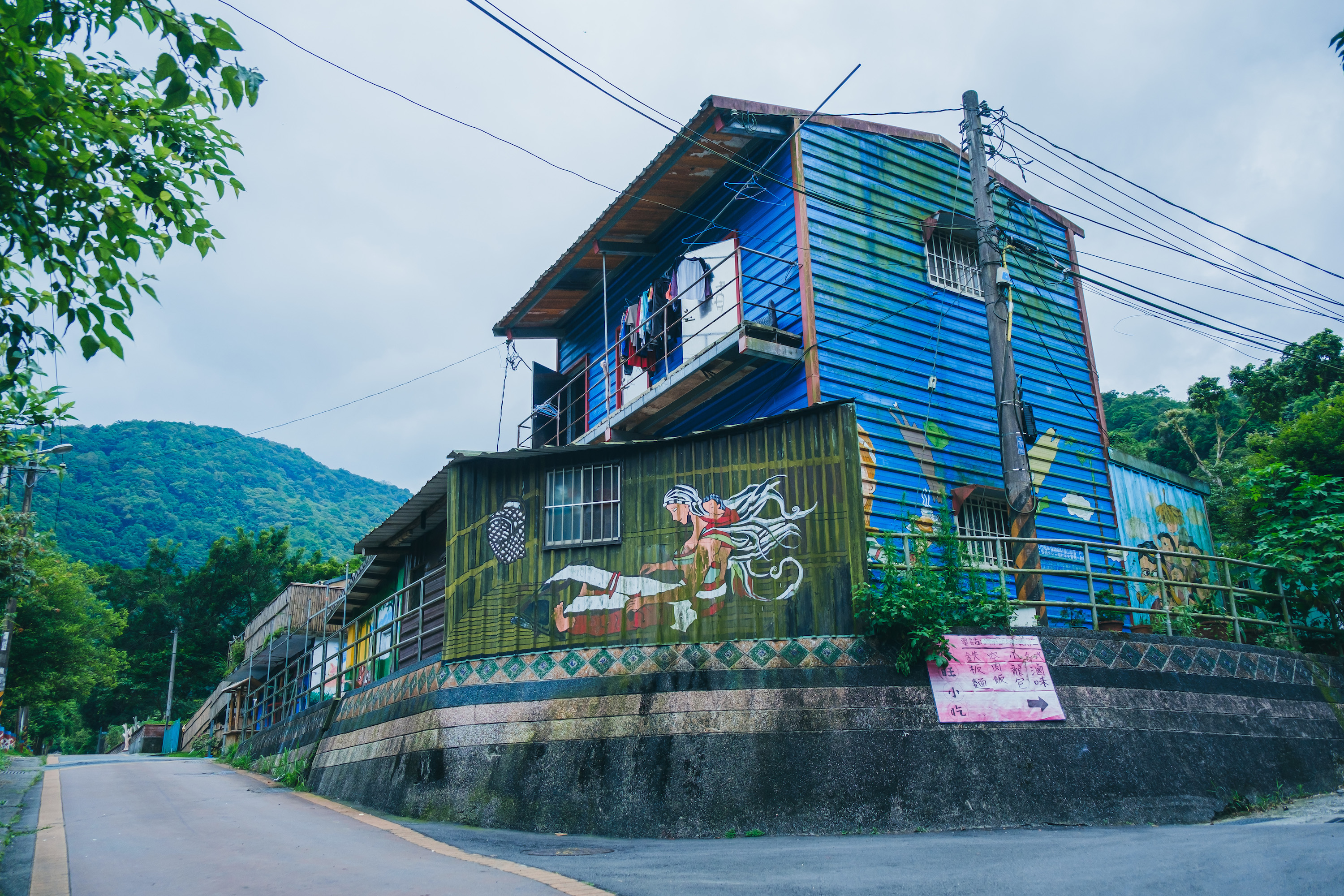在大羅蘭溪旁就是福山部落區域居住區，可看到簡僕的部落生活型態，平日相當安靜，人煙稀少。