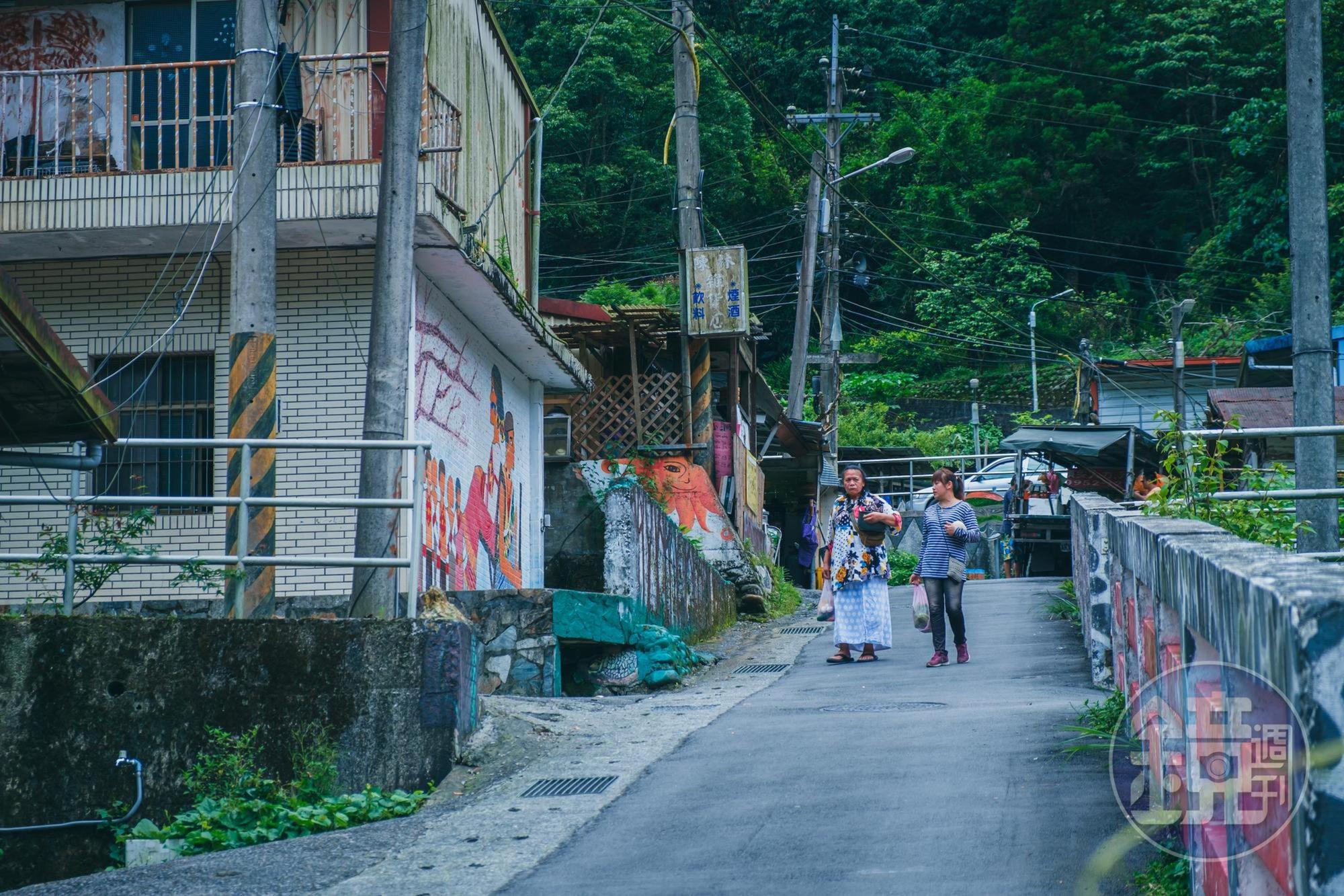 因為地處偏僻,人口外流,這邊小朋友大多隔代教養,生活不易。