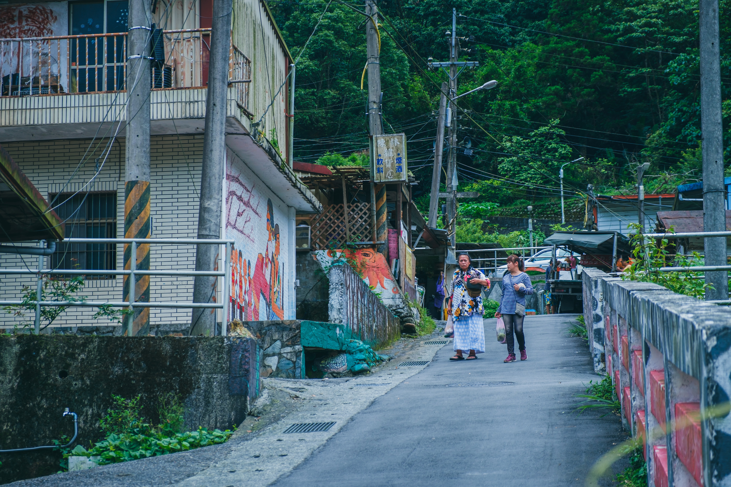 因為地處偏僻，人口外流，這邊小朋友大多隔代教養，生活不易。