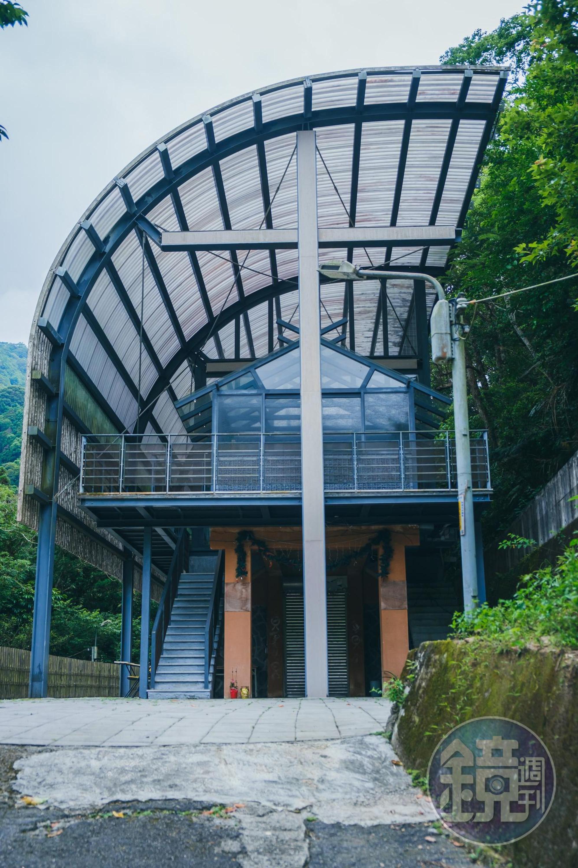 沿著部落道路可到達福山教堂,是由飾演賽德克巴萊的林慶台牧師募款重建,獨特的造型象徵當地的信仰,重新帶來生命的教導與方向。
