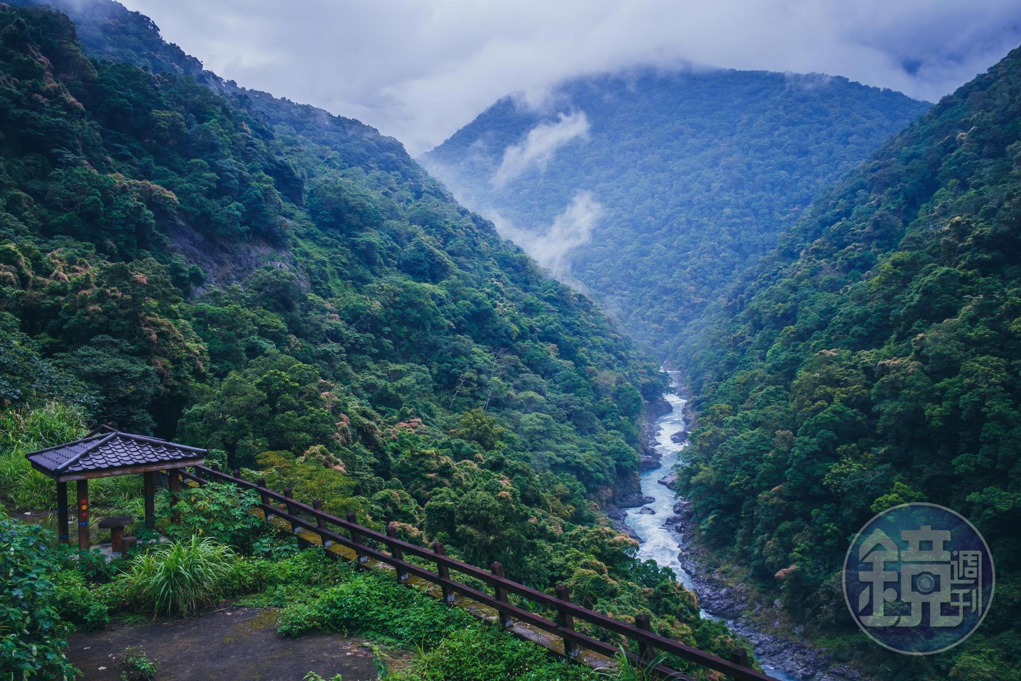 離去時刻得經過蜿蜒山路,此時剛好結束一陣大雷雨,深山中浮現的山嵐景緻搭配溪谷流水,美不勝收。