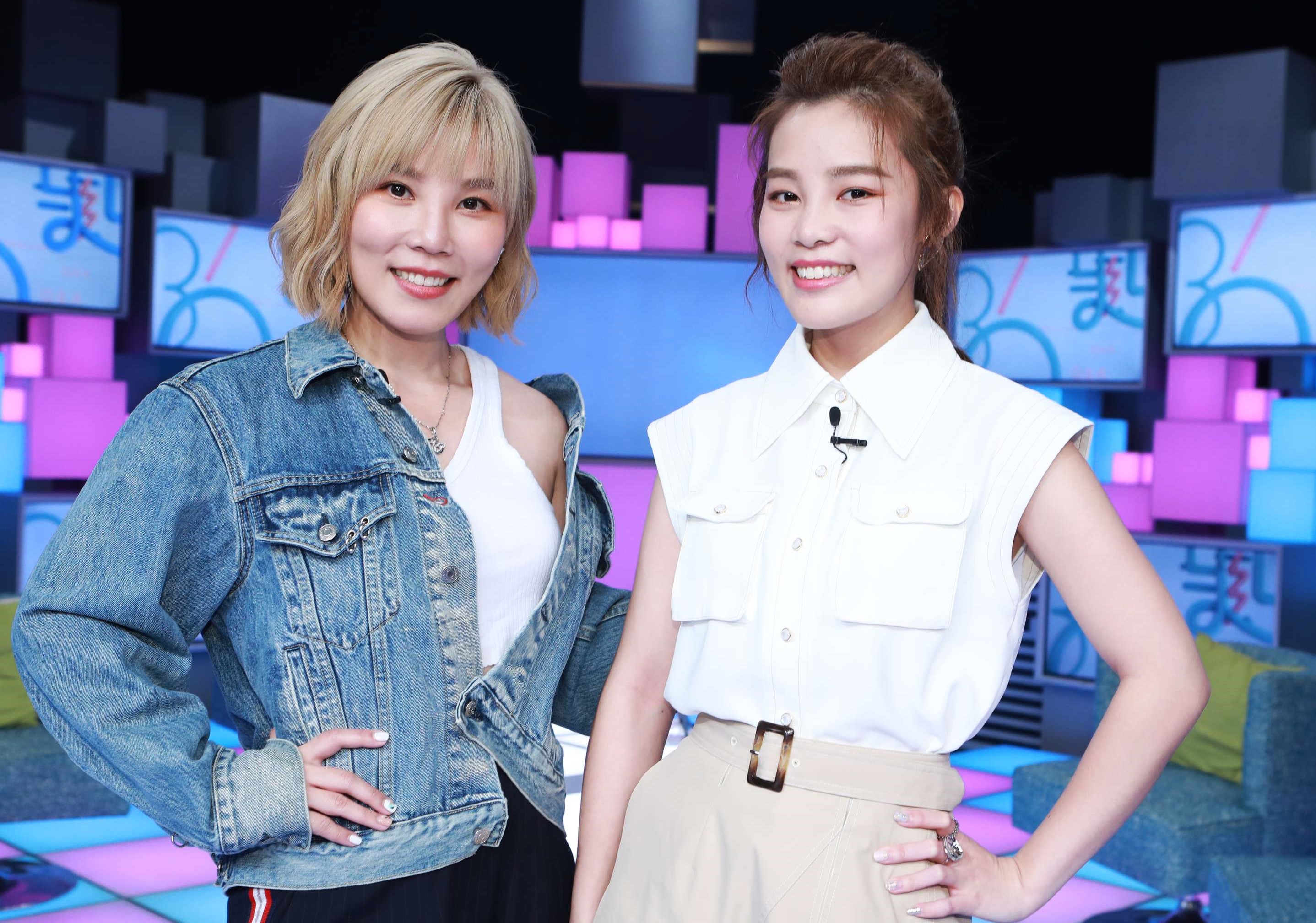 李佳薇、李佳歡（左、右）同上公視談話節目《36題愛上你》。（公視提供）