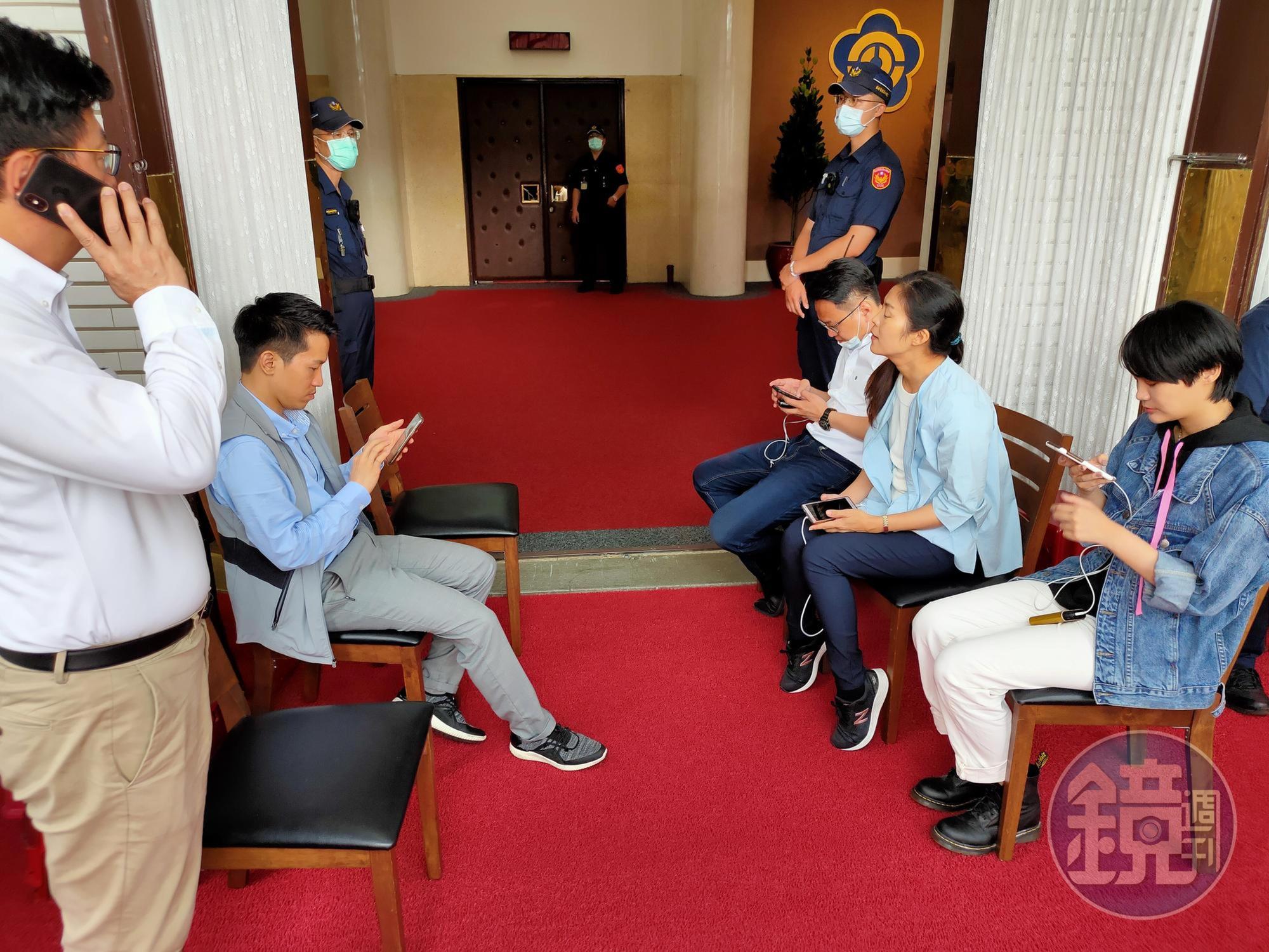 民進黨立委下午已開始在議場門口排班輪值,今晚也將夜宿在議場門前。