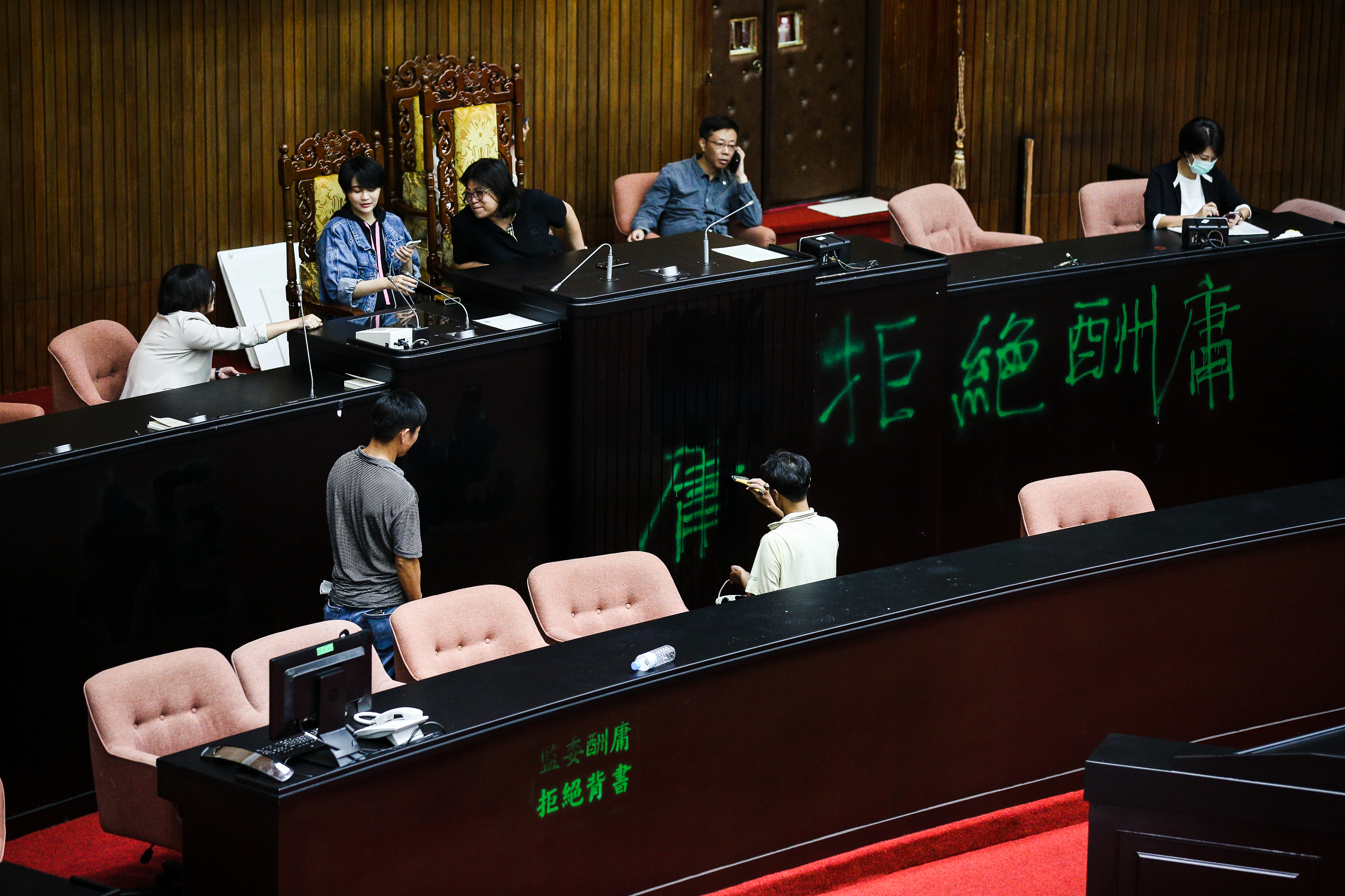 下午立法院散會後，立院工作人員將藍委噴漆痕跡清除。