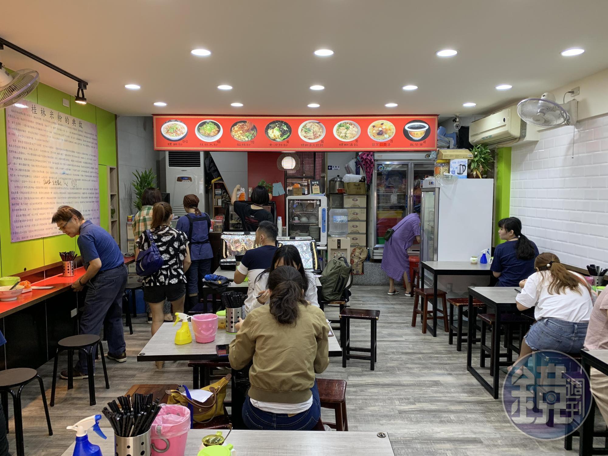 中午用餐時間,生意相當好,外送訂單也相當多。