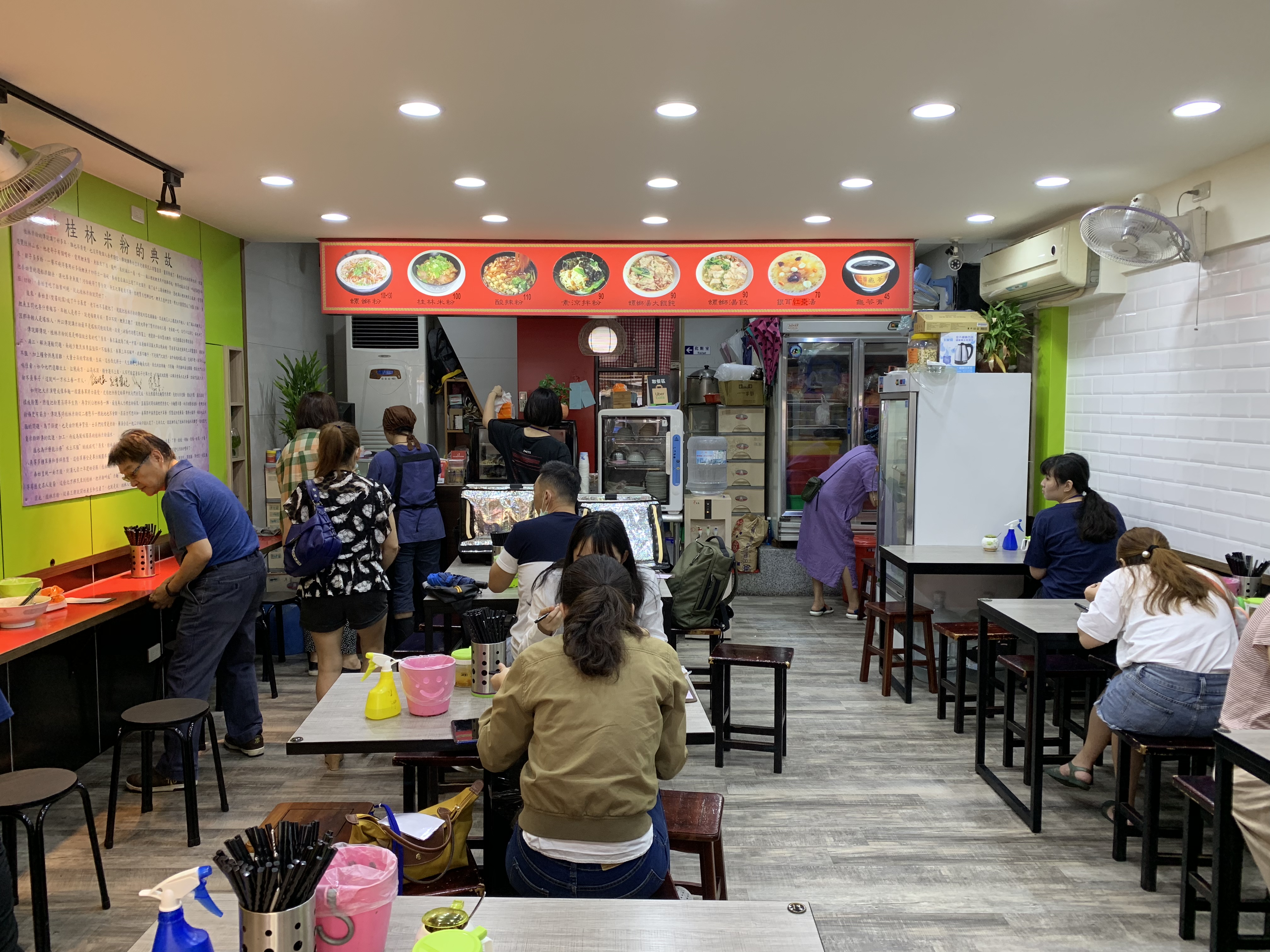 中午用餐時間，生意相當好，外送訂單也相當多。