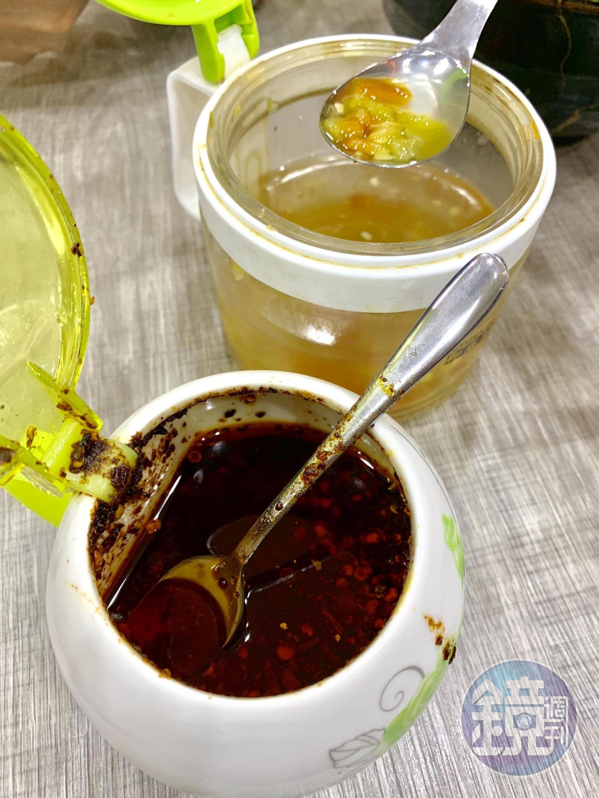 覺得味道不夠,可以加點桌上的辣渣和青椒醋提味。