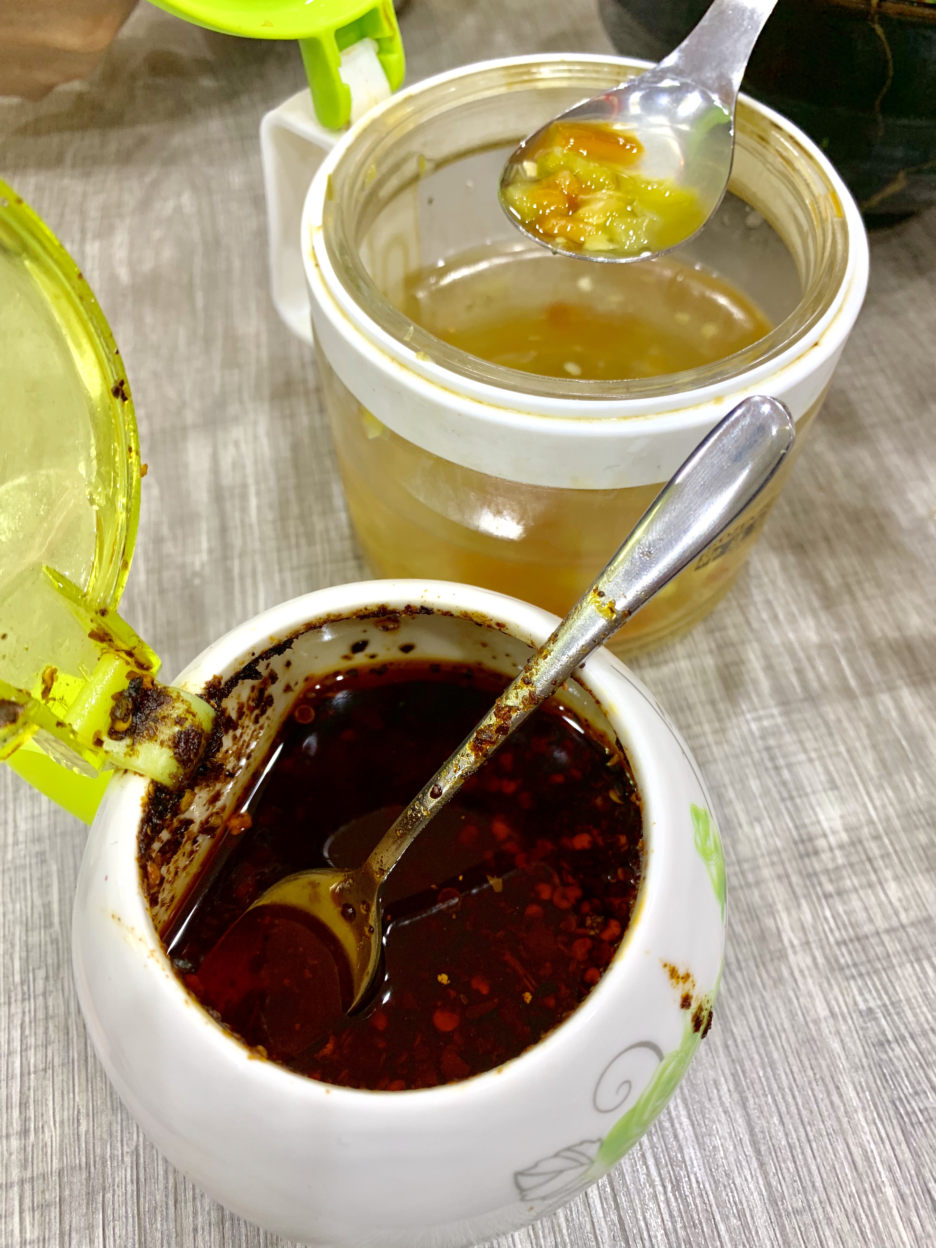 覺得味道不夠，可以加點桌上的辣渣和青椒醋提味。