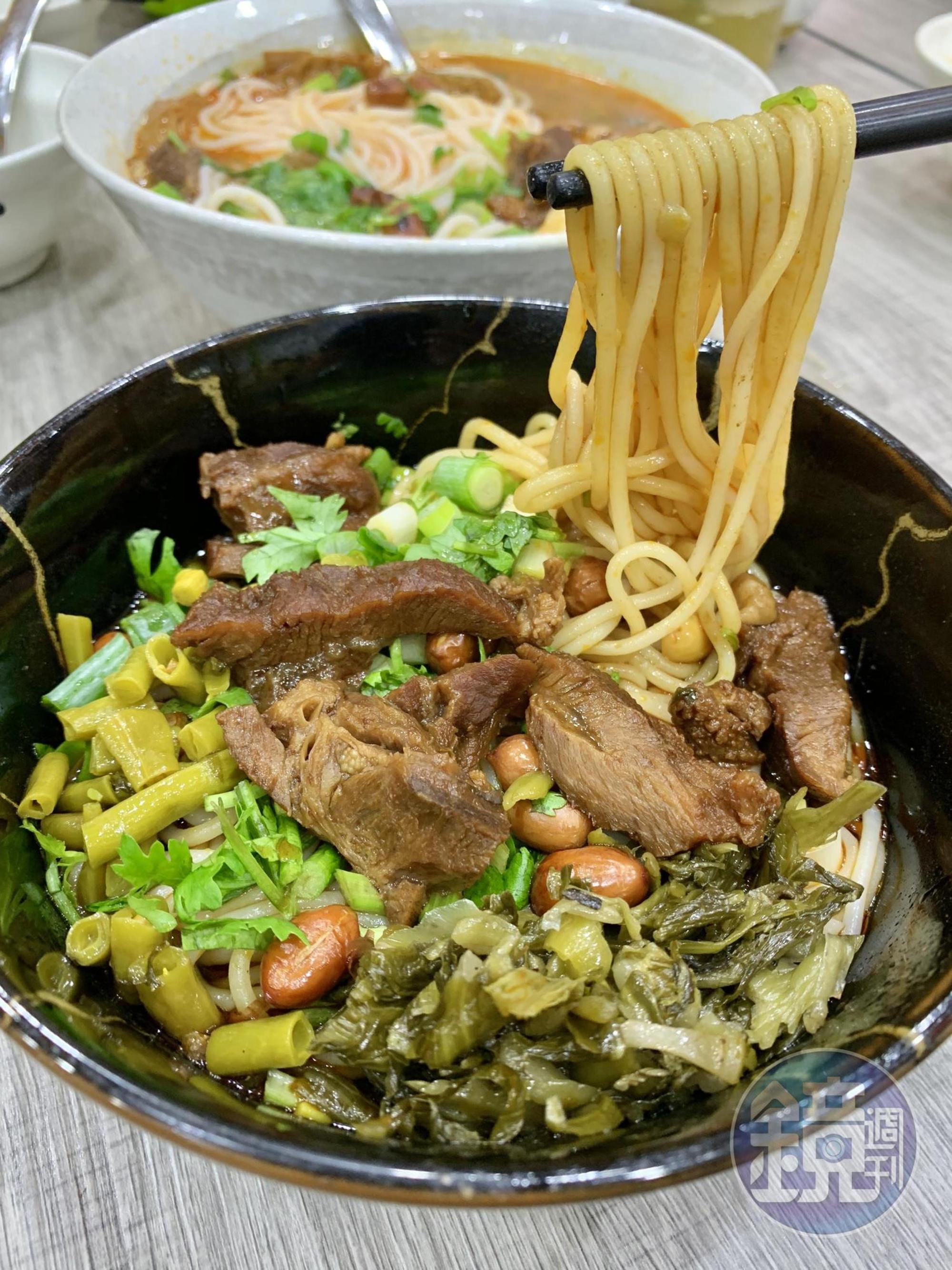 「桂林米粉」吃起來的風味有點像乾拌牛肉麵,米粉口感比起螺螄粉更Q,牛肉塊滷得透嫩入味。(100元/份、附一碗螺螄湯)