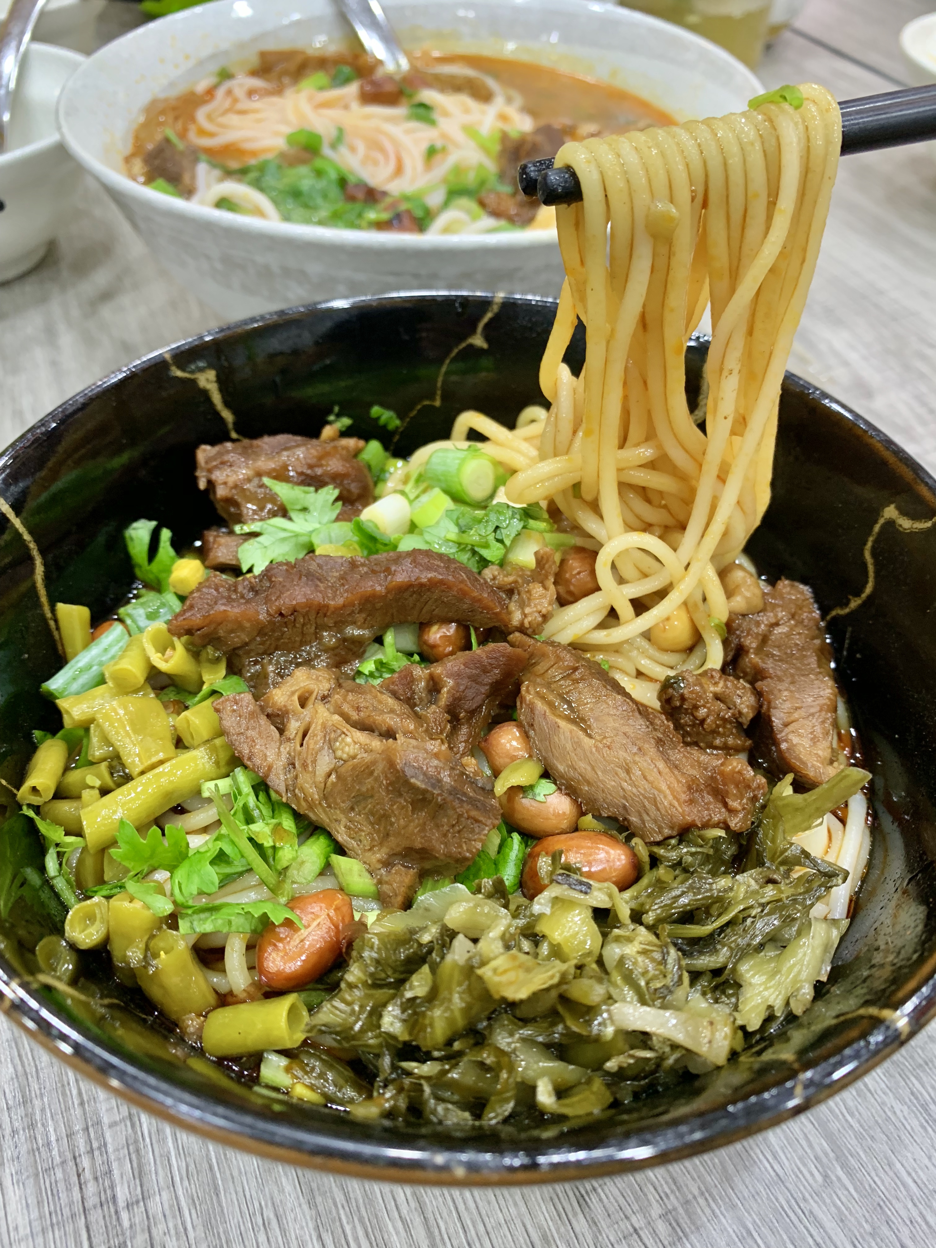 「桂林米粉」吃起來的風味有點像乾拌牛肉麵，米粉口感比起螺螄粉更Q，牛肉塊滷得透嫩入味。（100元／份、附一碗螺螄湯）