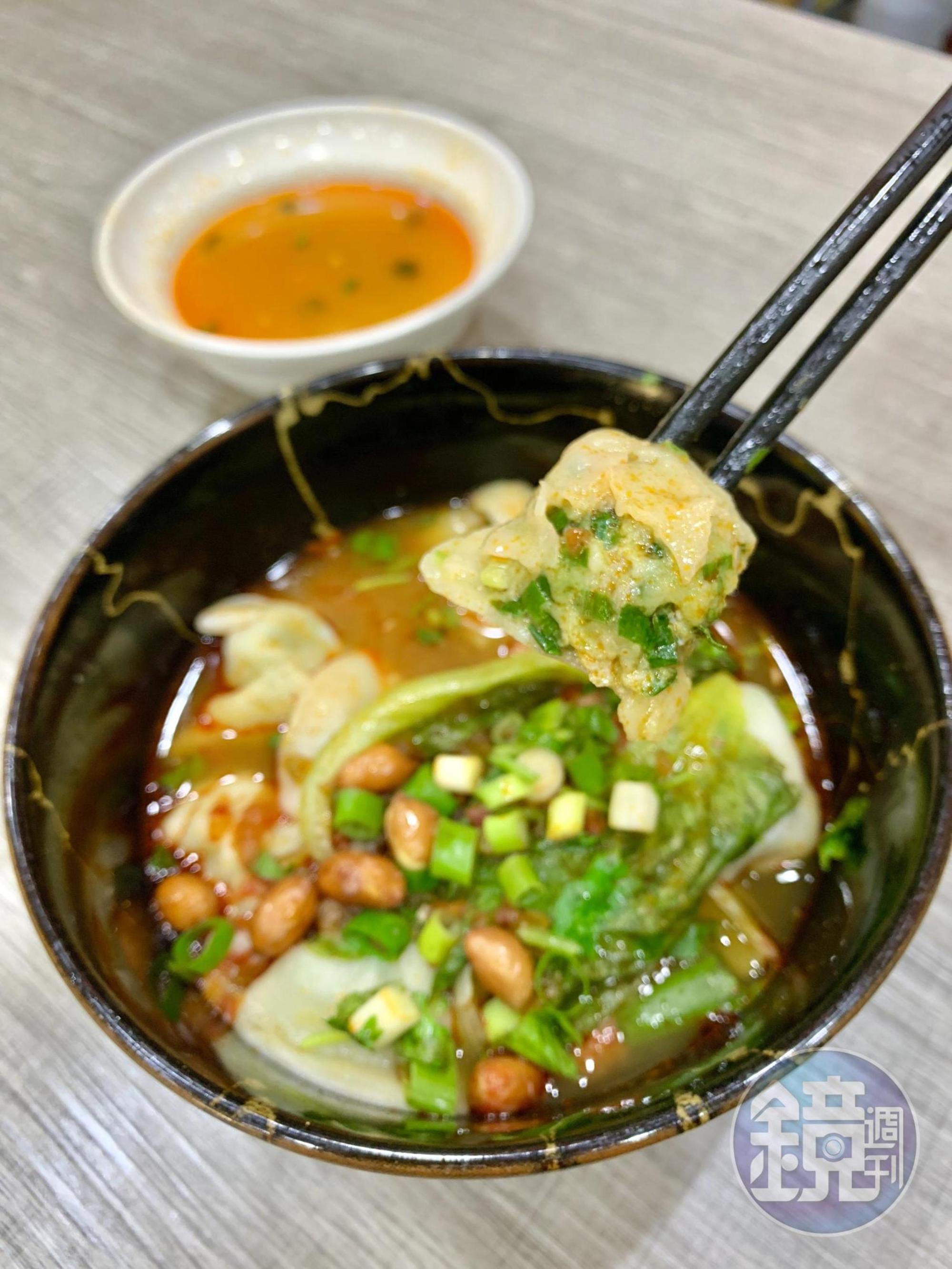 「青椒番茄拌餃」湯汁口味更濃重一些,韭菜餃子外皮軟Q,肉餡嫩香。(90元/份、附一碗螺螄湯)