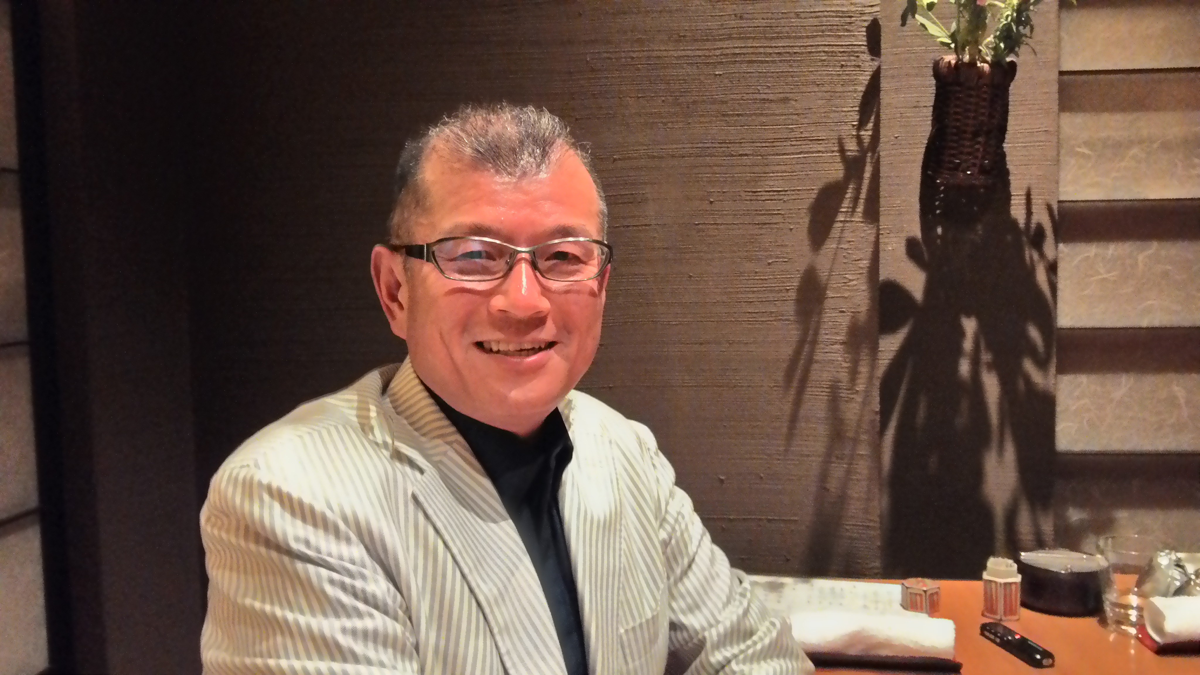 久坂部羊的小說主題因貼近當今日本的醫療問題，著重心理描寫，被譽為「最會講故事的醫生」。