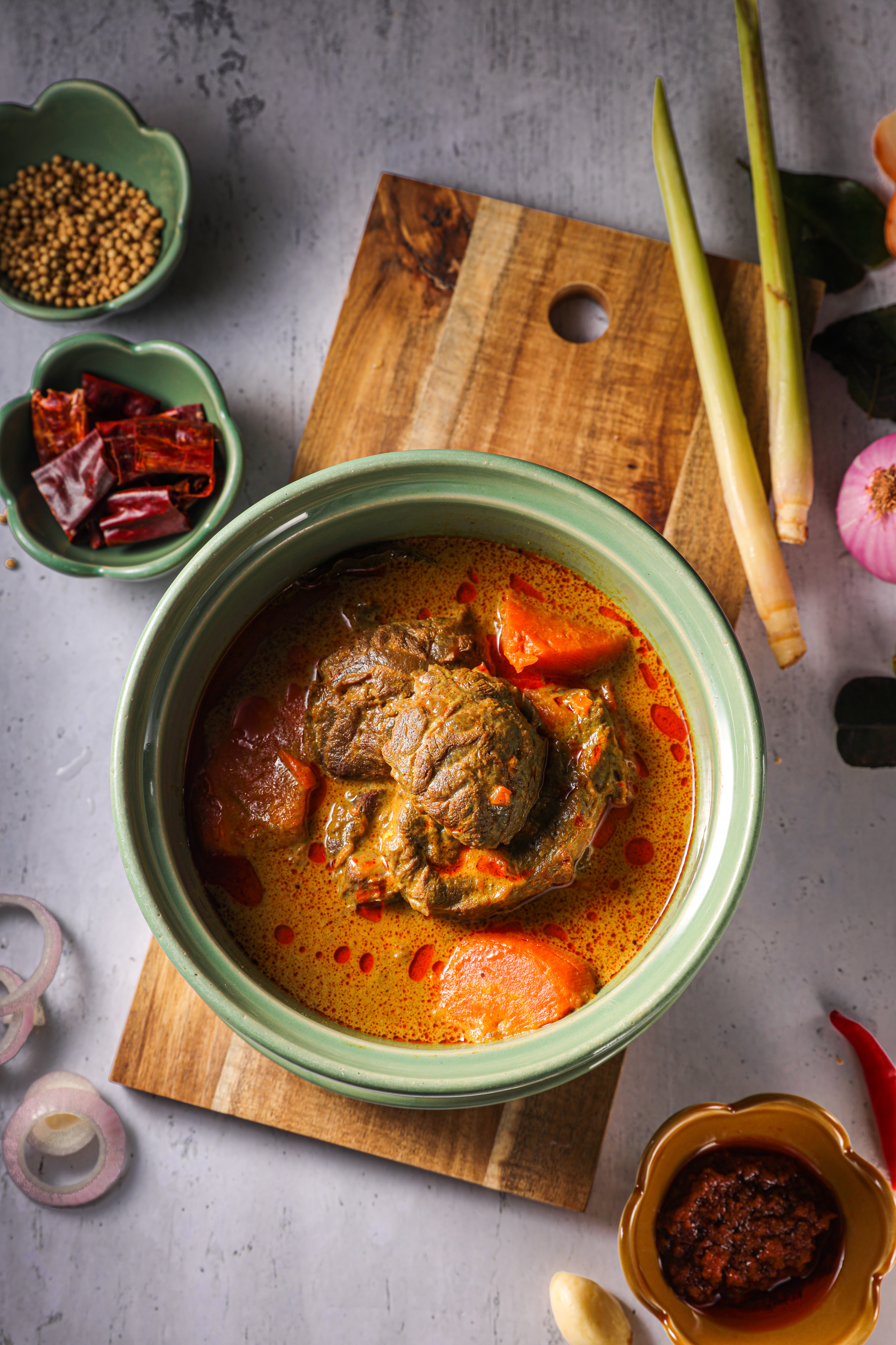 「馬沙曼咖哩燉牛腱」以魚露、3種印度咖哩粉燉煮牛腱,醬汁辛口帶一點甜,香料味濃重,牛腱軟Q入味。(380元/份)