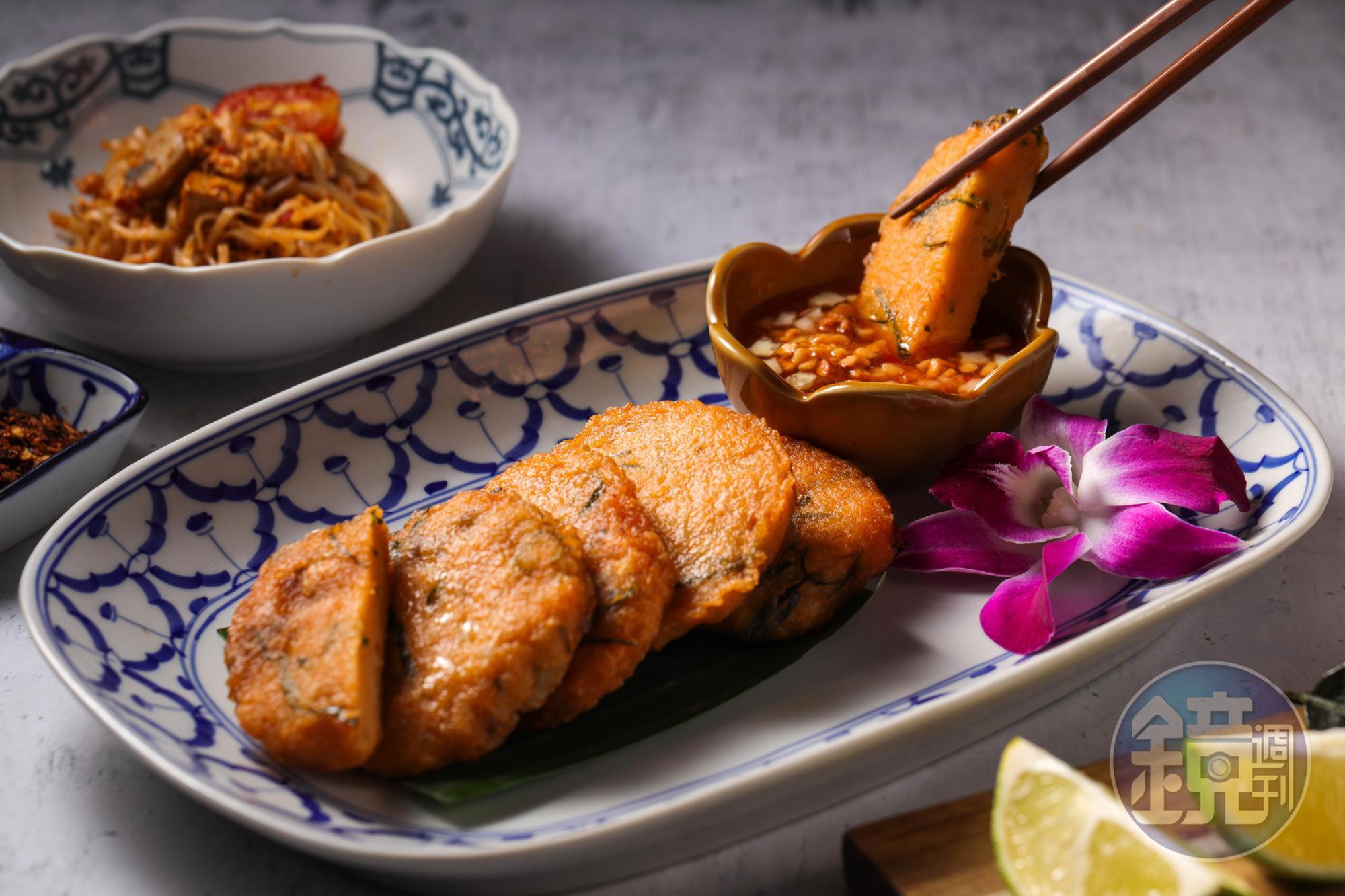 「泰國魚餅」用魚漿、長豇豆、檸檬葉做成，入口有明顯檸檬葉香氣，皮酥內軟。（230元／份）