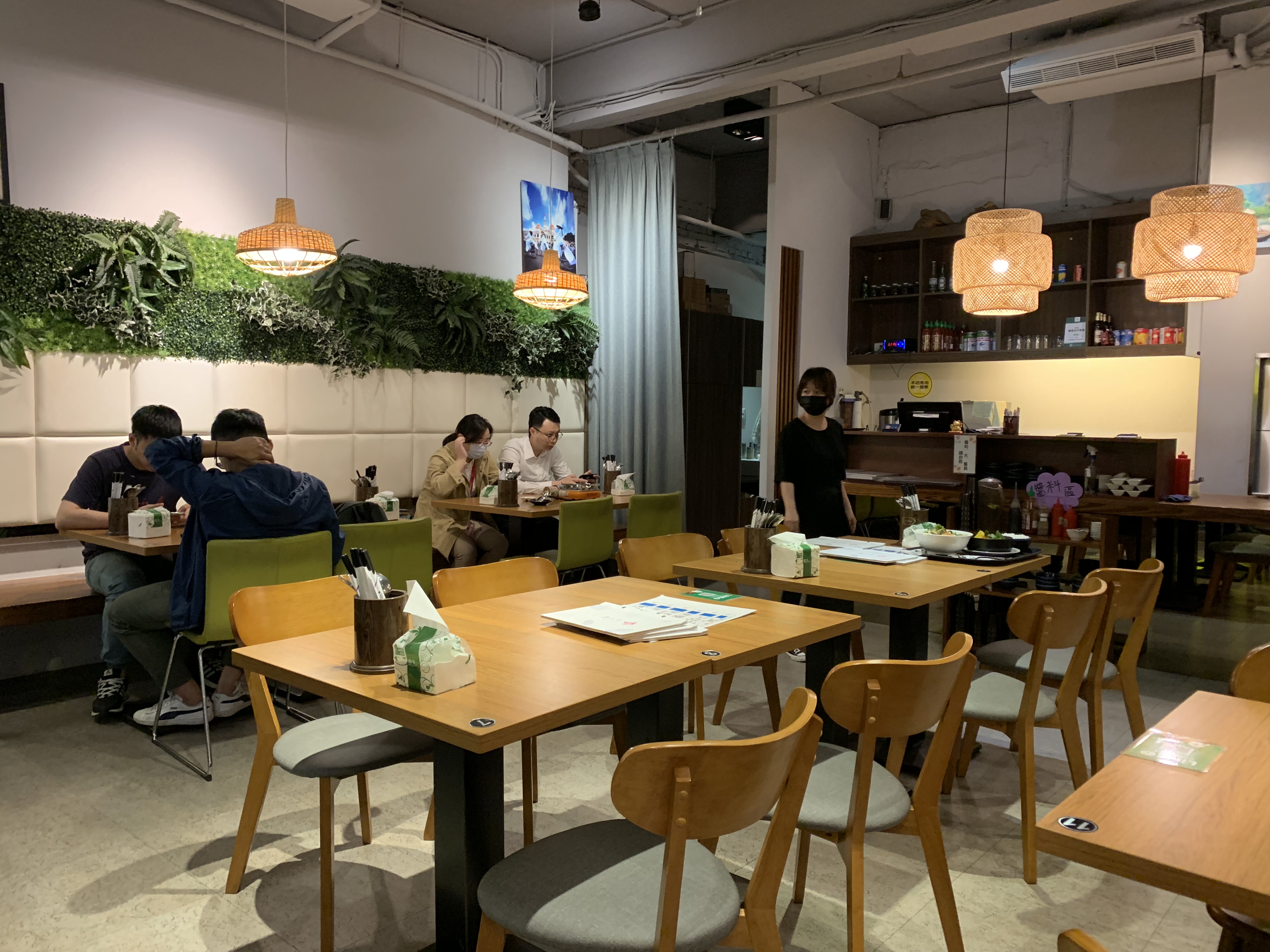 餐廳也改裝得很有氣氛。