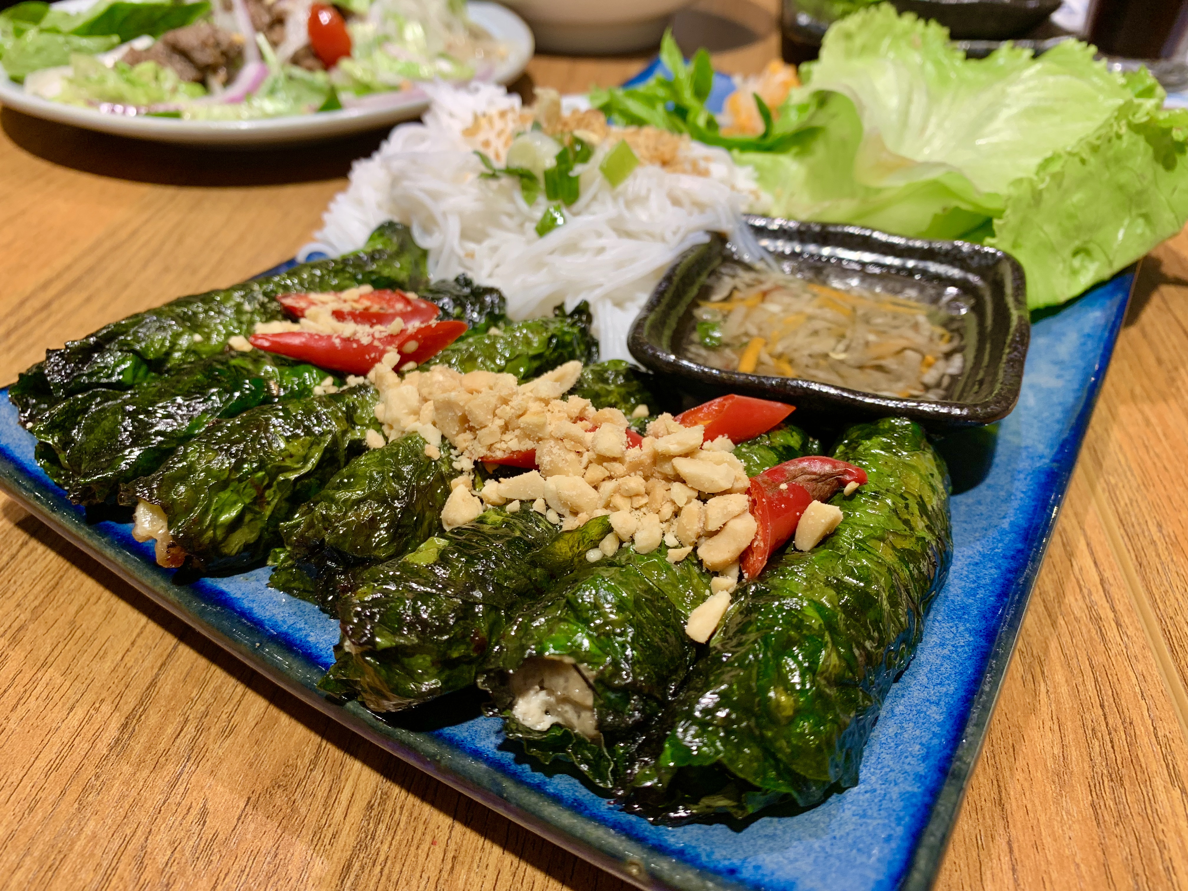 「荖葉烤肉捲拼盤」把肉捲蘸點醬汁,與米線一起包進生菜裡,爽口不油膩。(260元/份)