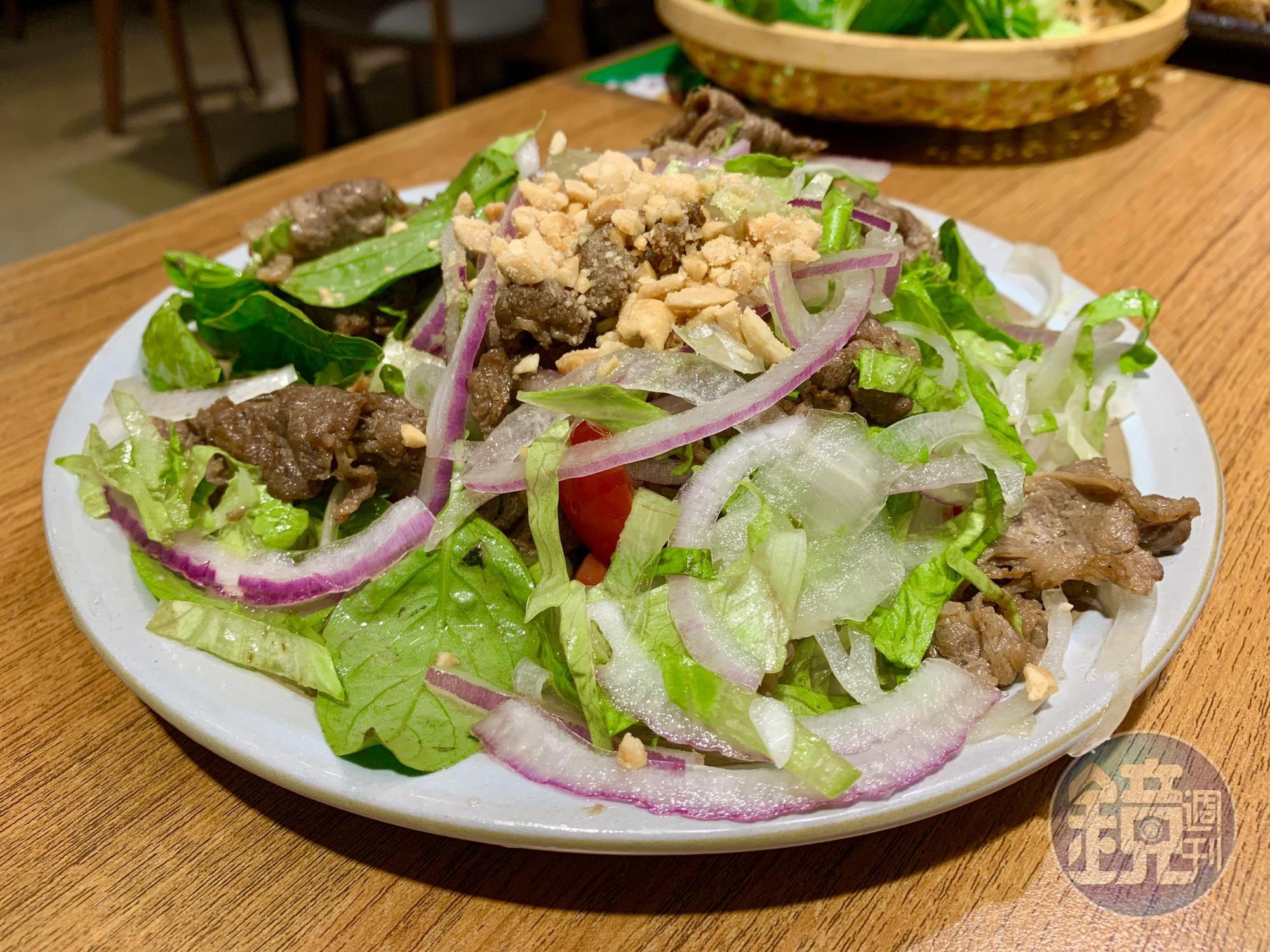 「涼拌牛肉沙拉」有大量紫洋蔥、生菜和九層塔葉，酸甜開胃，牛肉片軟嫩，九層塔的香氣很加分。（160元/份）
