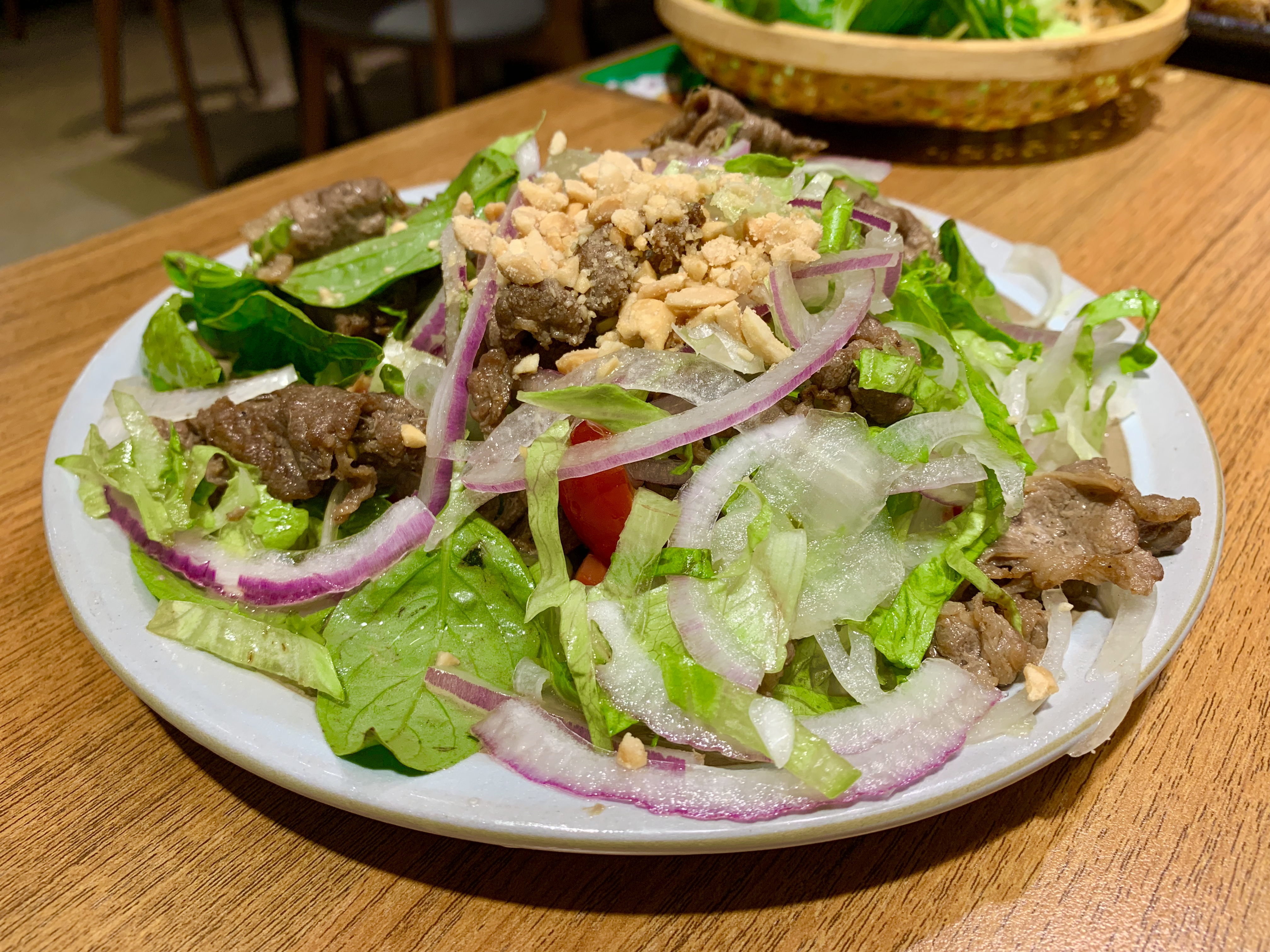 「涼拌牛肉沙拉」有大量紫洋蔥、生菜和九層塔葉,酸甜開胃,牛肉片軟嫩,九層塔的香氣很加分。(160元/份)