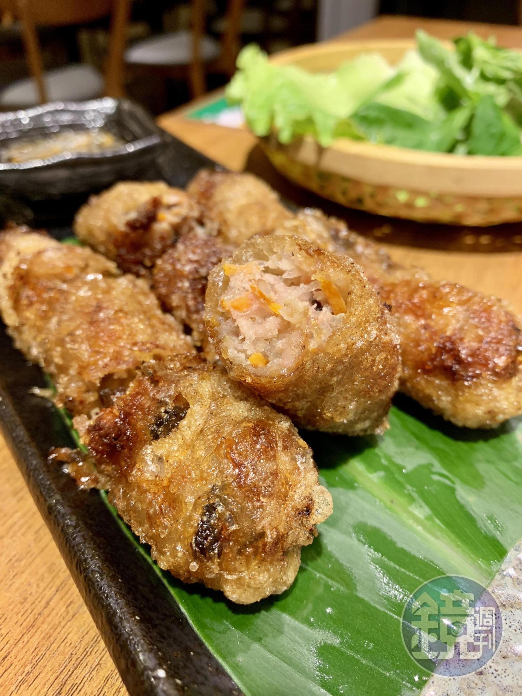 「胡志明炸春捲」外皮酥脆，豬肉餡鮮嫩。（120元/份）